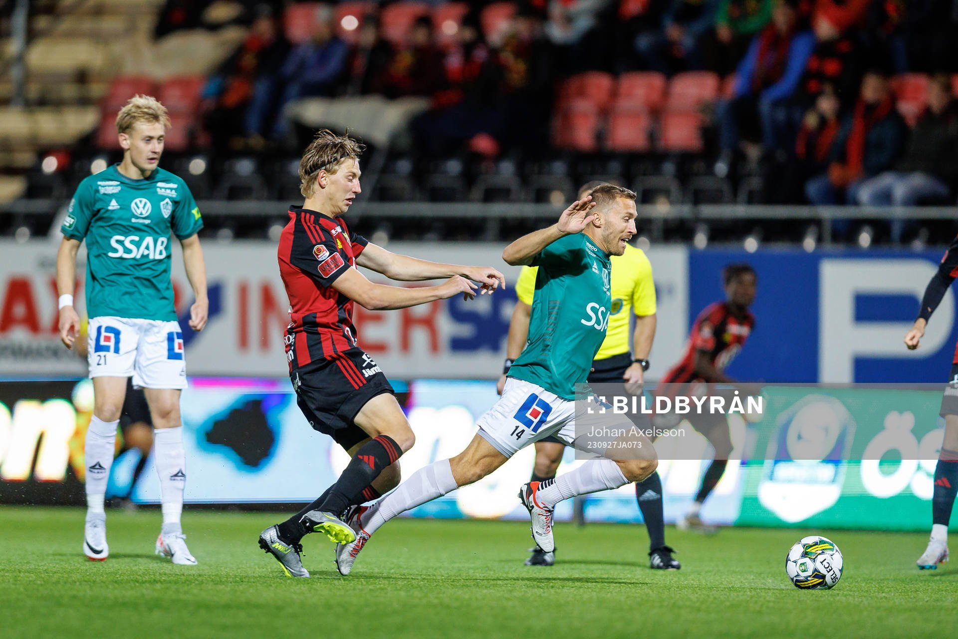 Östersunds Albin Sporrong i kamp med Brages Jacob Stensson under fotbollsmatchen i Superettan mellan Östersund och Brage den 27 september 2023 i Östersund. 