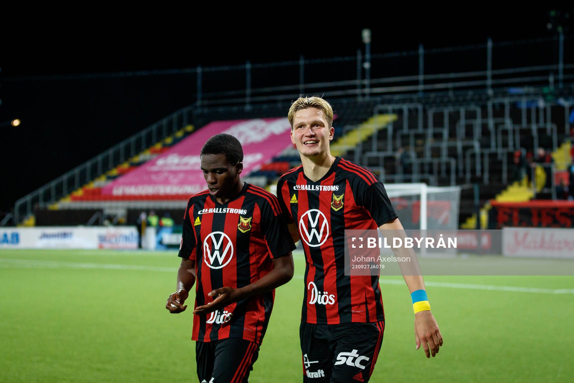 Östersunds Calvin Kabuye och Myroslav Mazur jublar