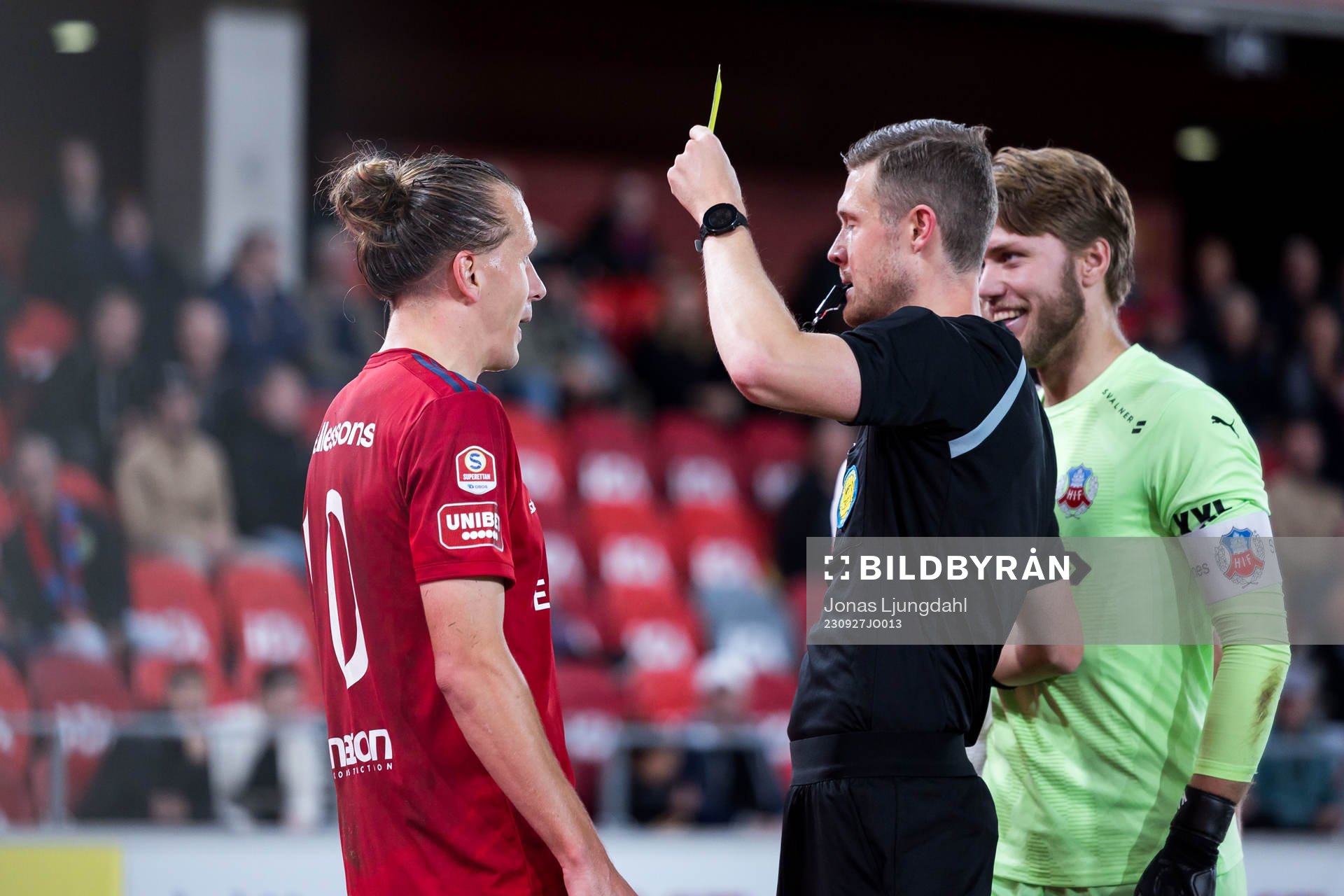 Östers Jesper Jonasson Westermark tilldelas gult kort av