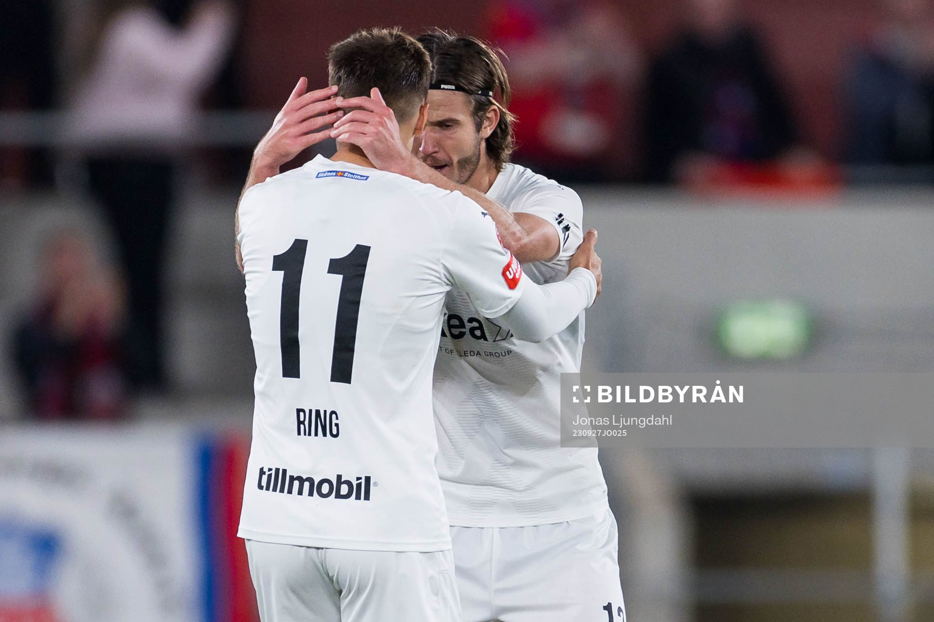 Helsingborgs Erik Ring och Wilhelm Loeper jublar efter 1-1 under fotbollsmatchen i Superettan mellan Öster och Helsingborg den 27 september 2023 i Växjö.