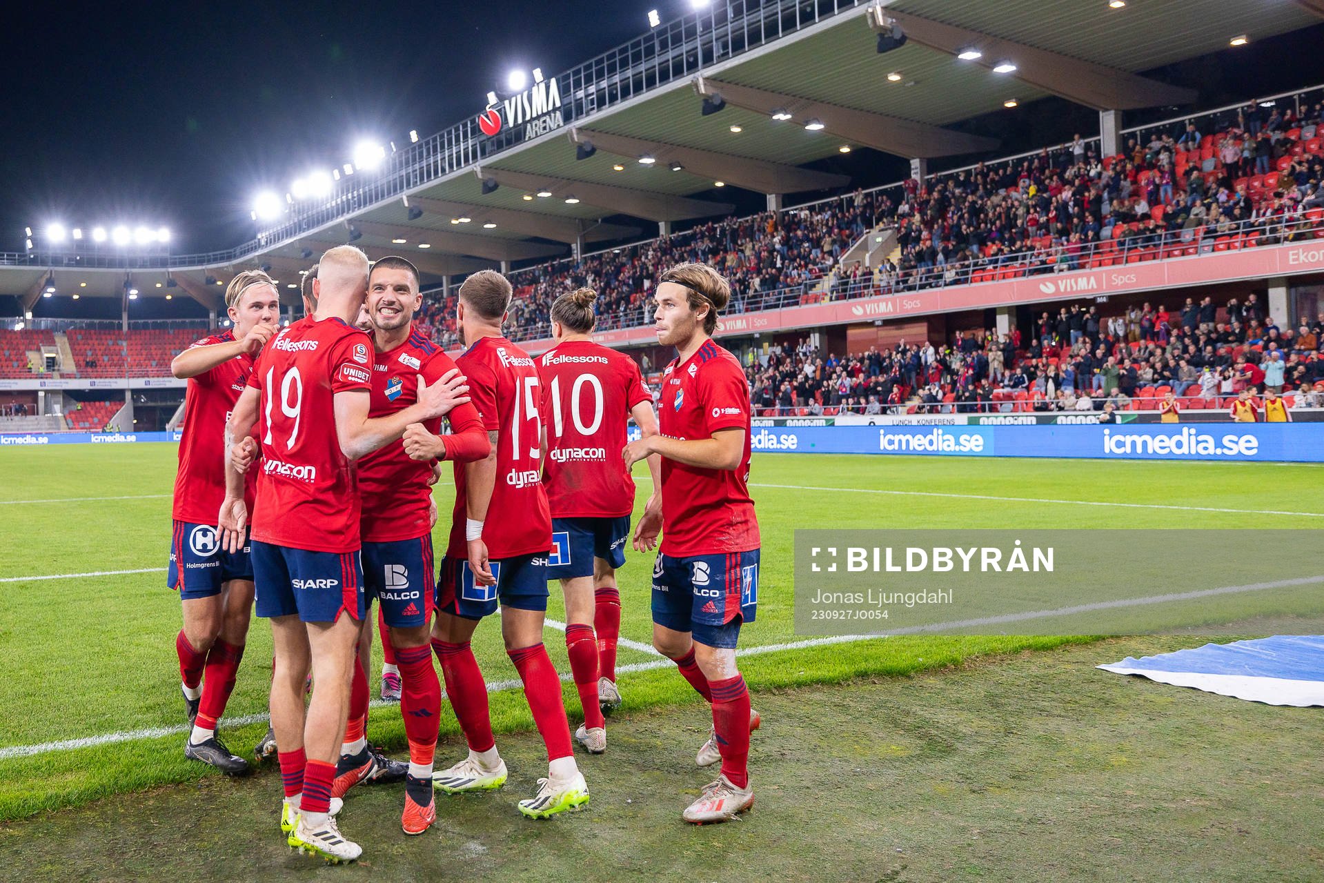 Östers spelare jublar efter mål 1-0 under fotbollsmatchen i Superettan mellan Öster och Helsingborg den 27 september 2023 i Växjö. 