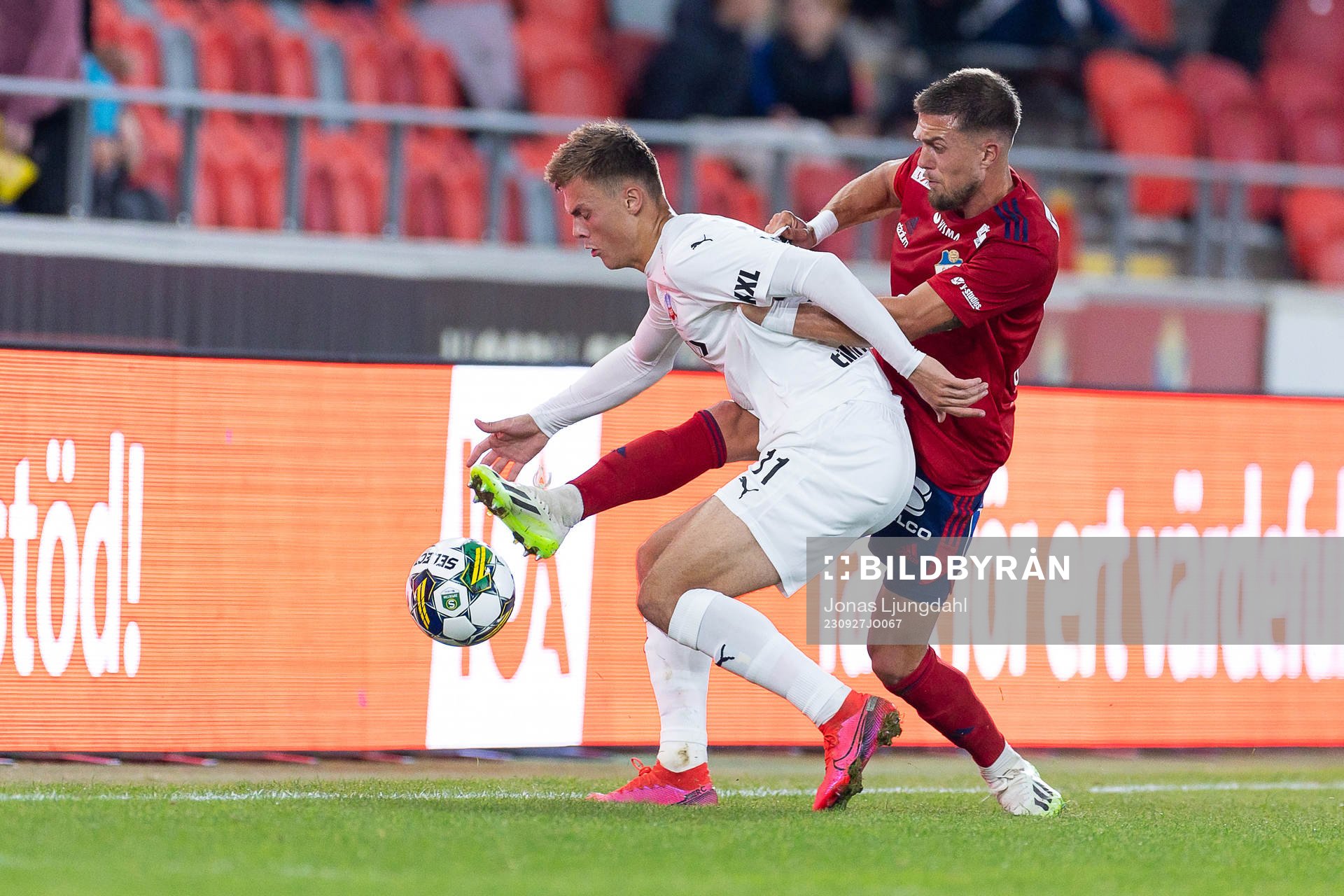 Helsingborgs Erik Ring i kamp med Östers Ivan Kricak under fotbollsmatchen i Superettan mellan Öster och Helsingborg den 27 september 2023 i Växjö.