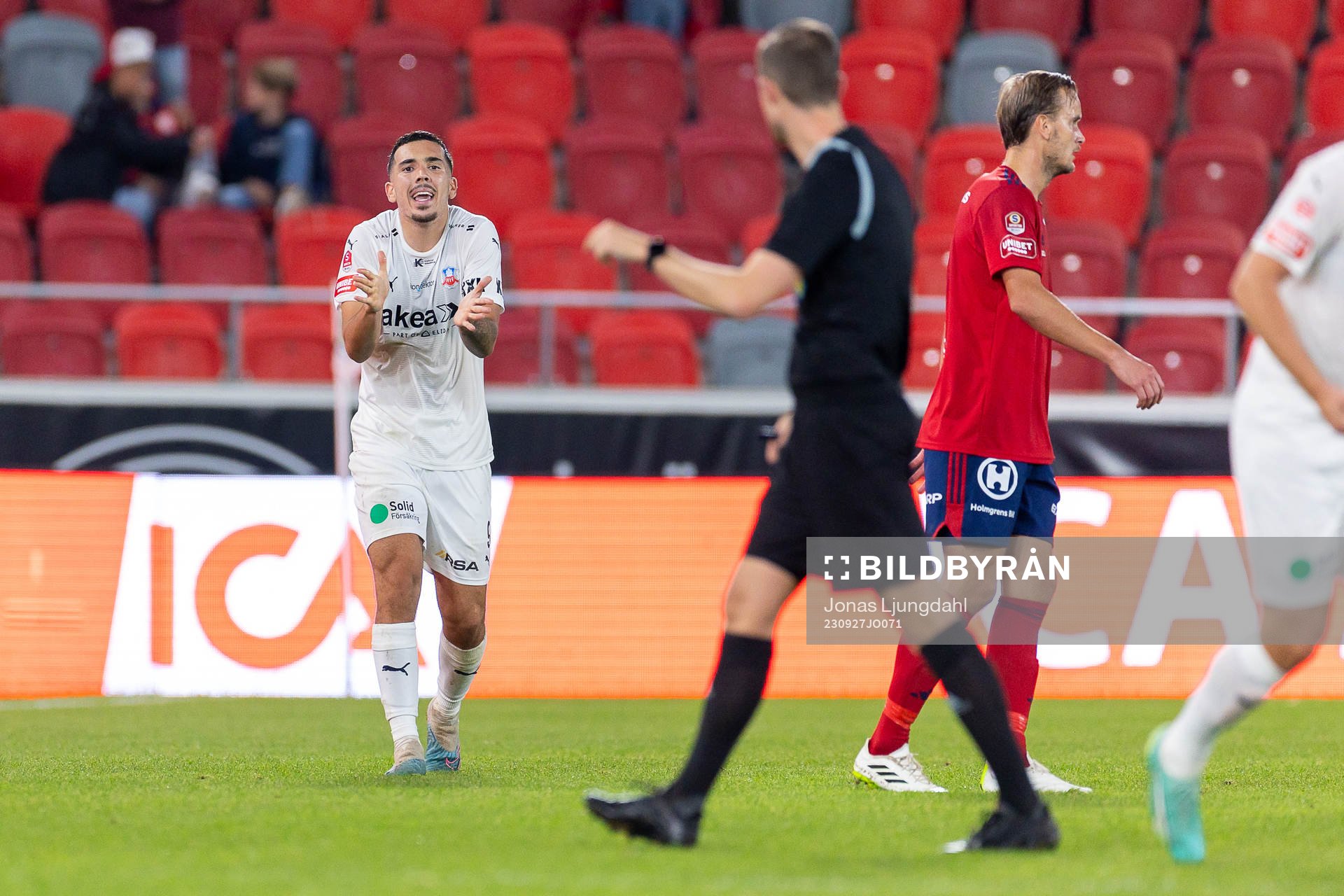 Helsingborgs Lucas Lima reagerar på ett domslut