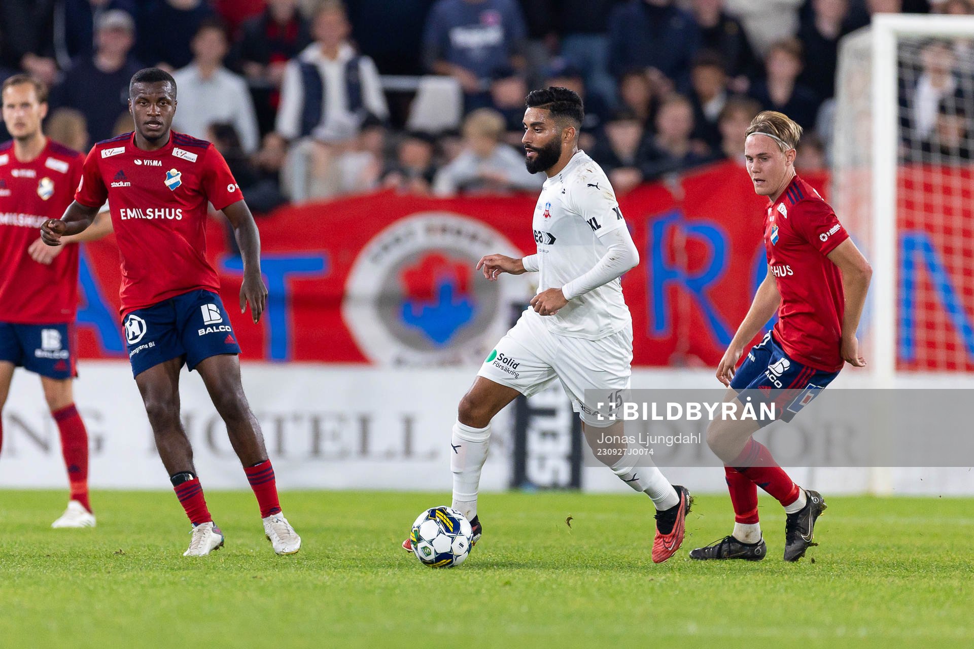 Helsingborgs Amin Al-Hamawi mellan Östers Manasse Kusu och