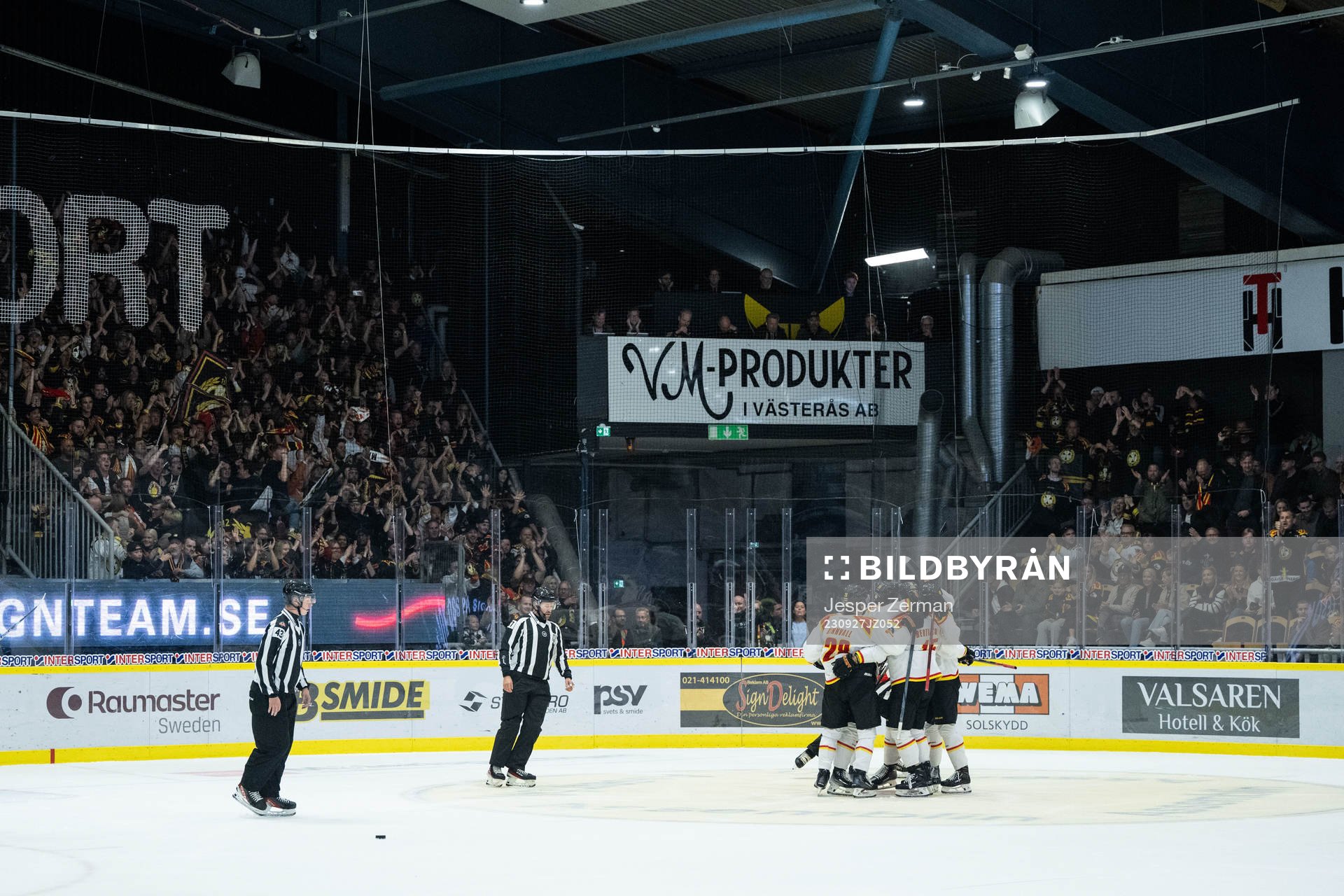 Brynäs Noel Nordh jublar med lagkamrater