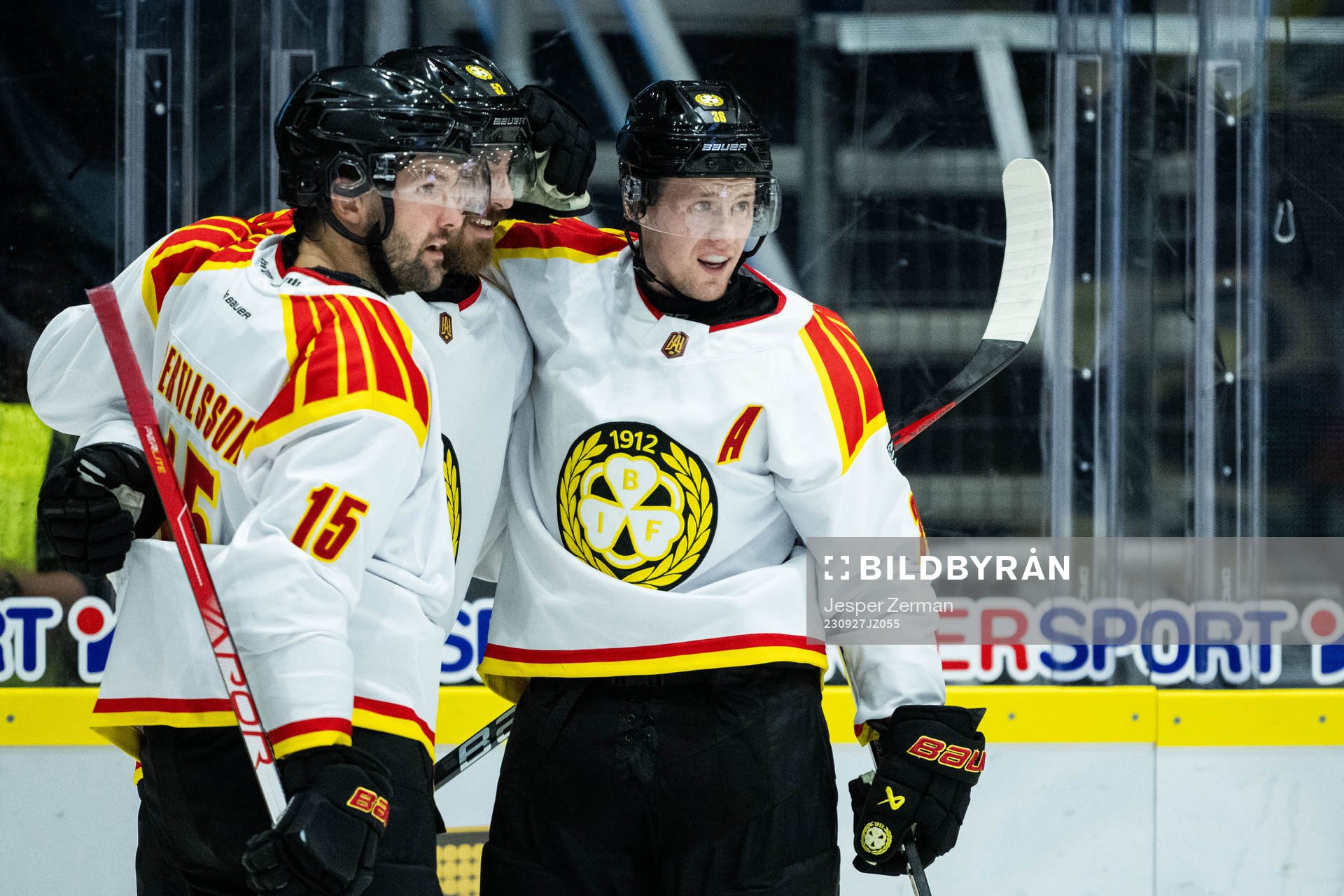 Brynäs Linus Ölund jublar med lagkamrater