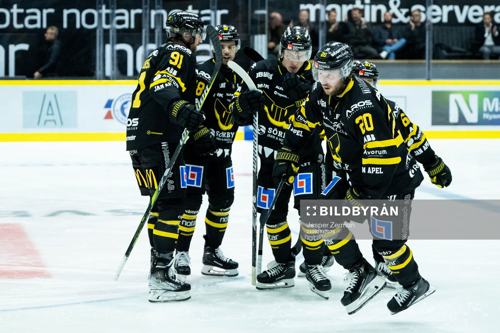 Västerås Erik Flood jublar med lagkamrater