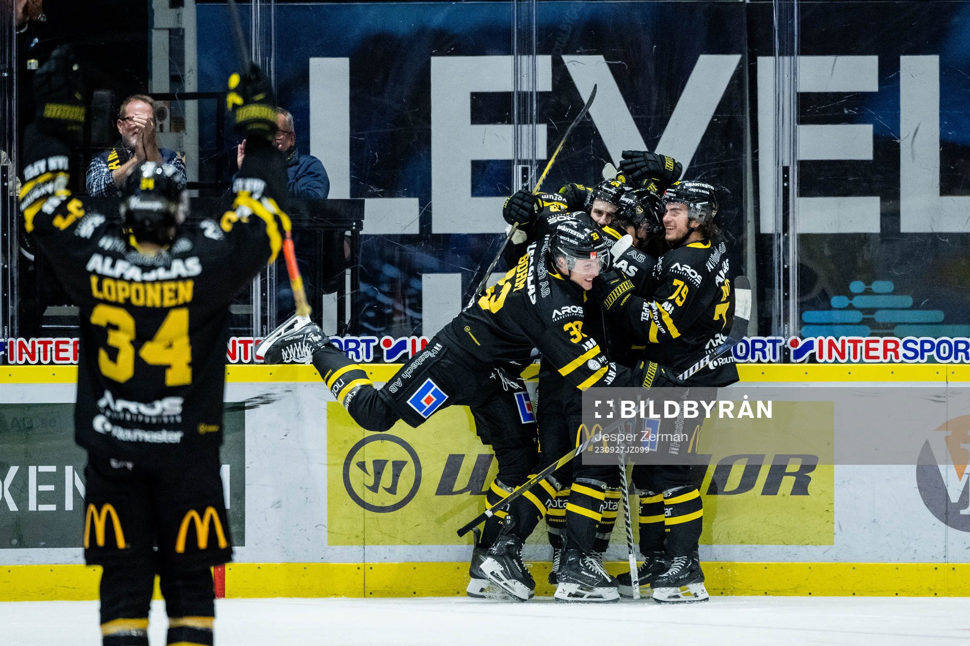 Västerås Kyle Topping jublar med lagkamrater