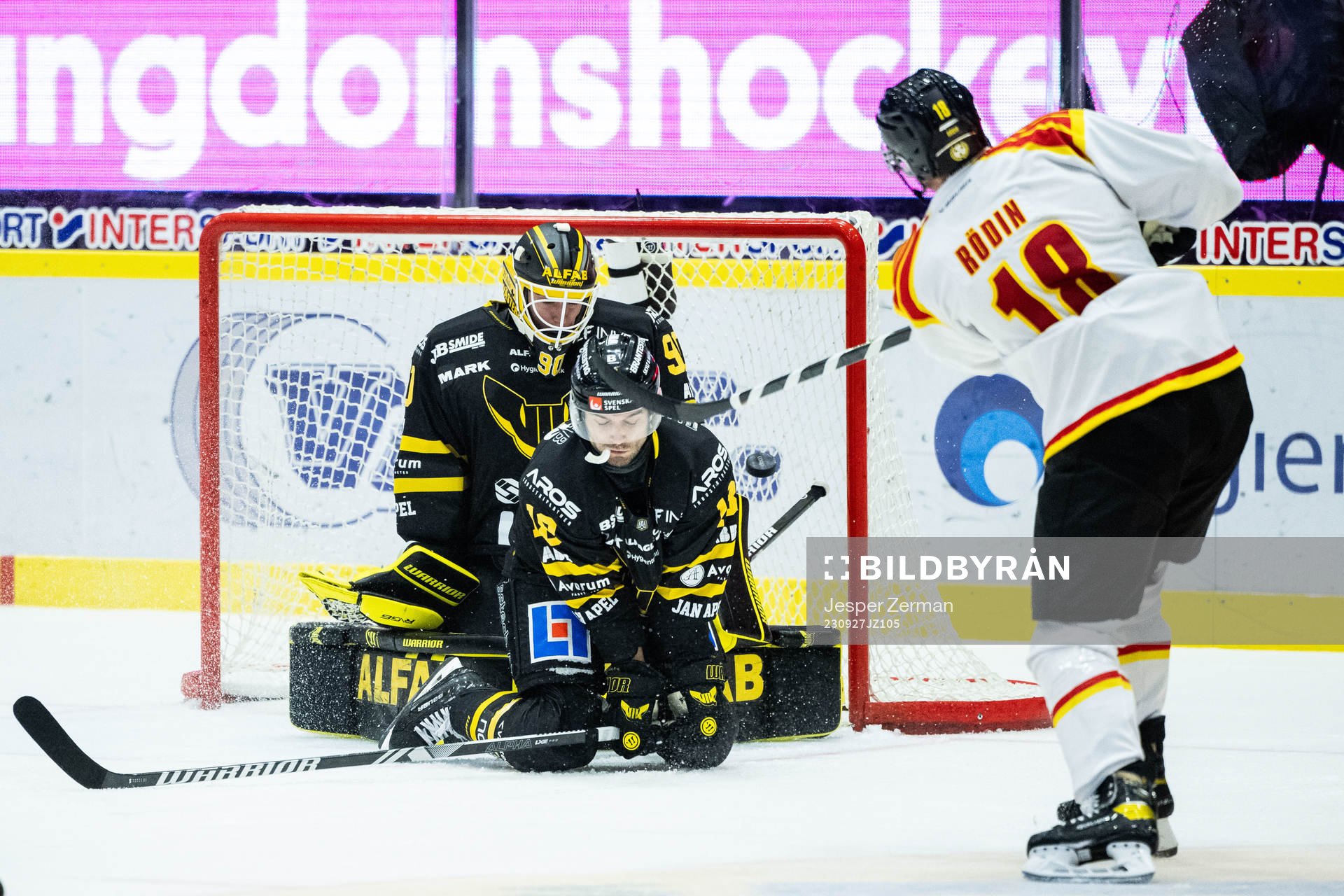 Brynäs Anton Rödin gör 4-5 bakom Västerås målvakt Ian