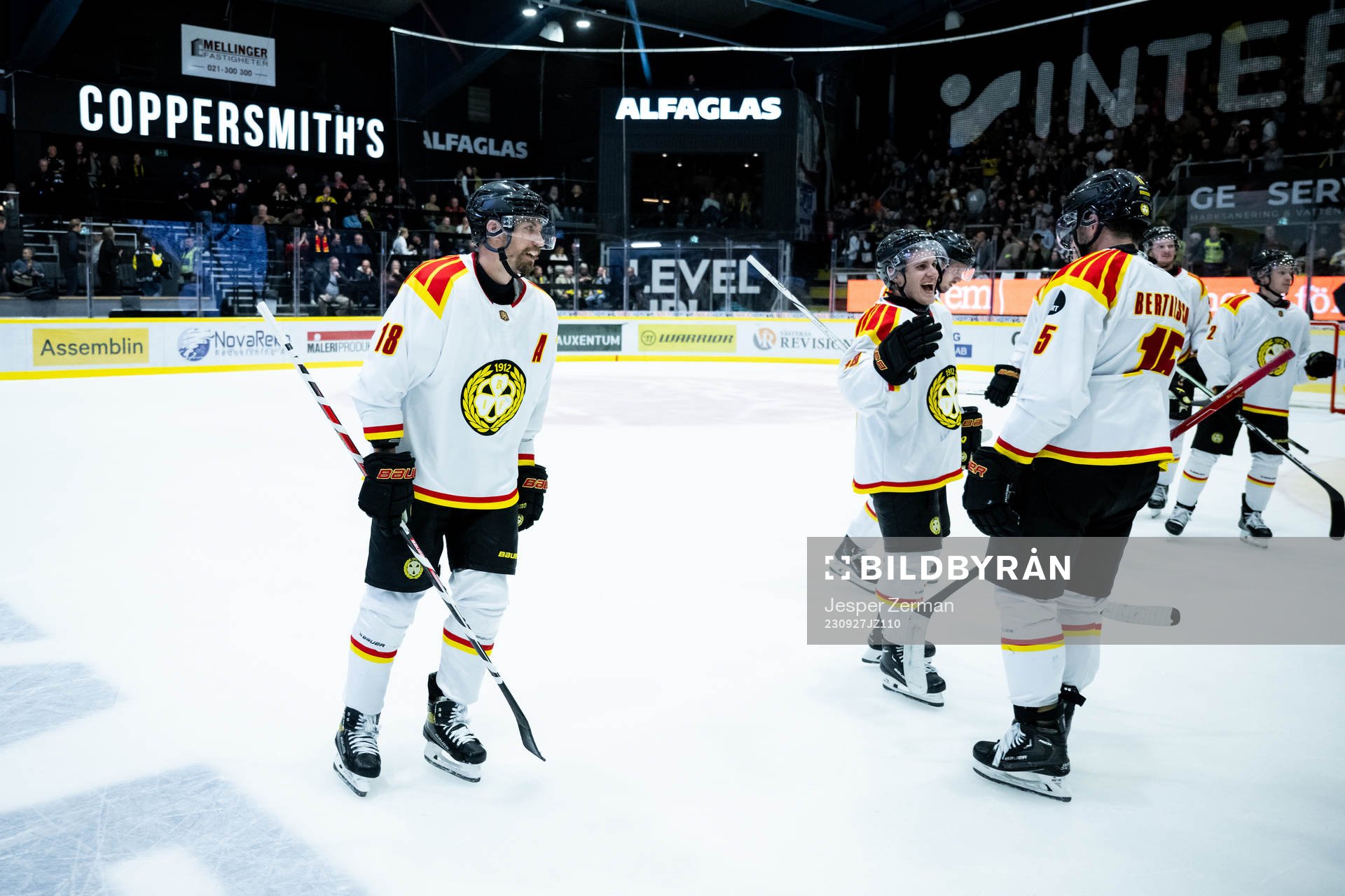 Brynäs Anton Rödin jublar med lagkamrater