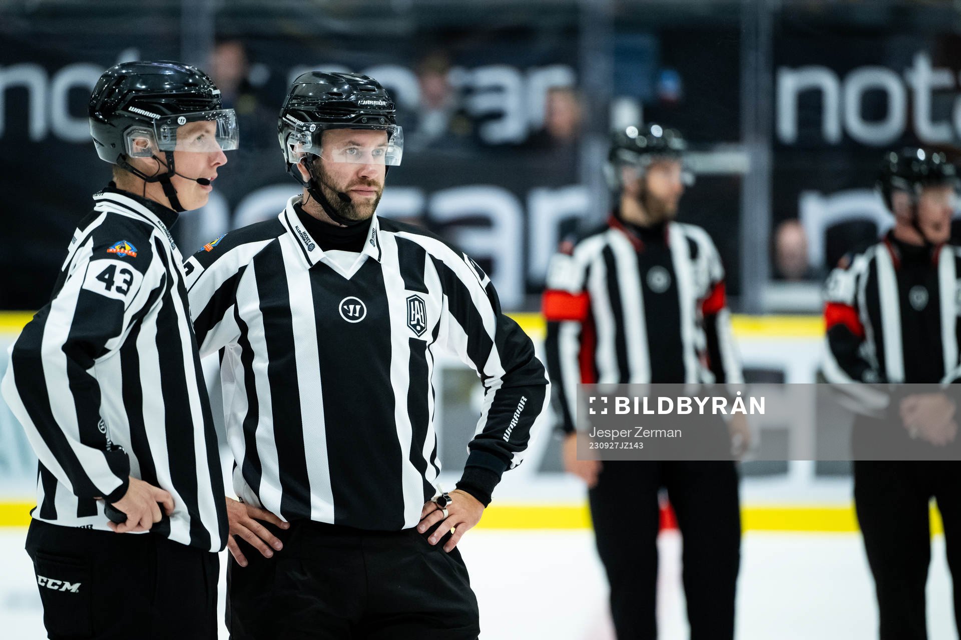 Linjedomare Rasmus Strömberg och Filip Löwgren