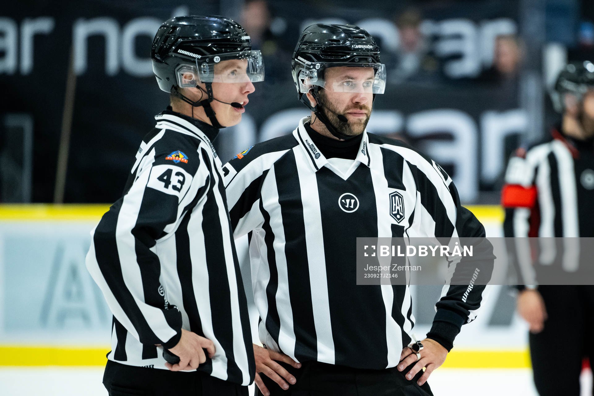 Linjedomare Rasmus Strömberg och Filip Löwgren