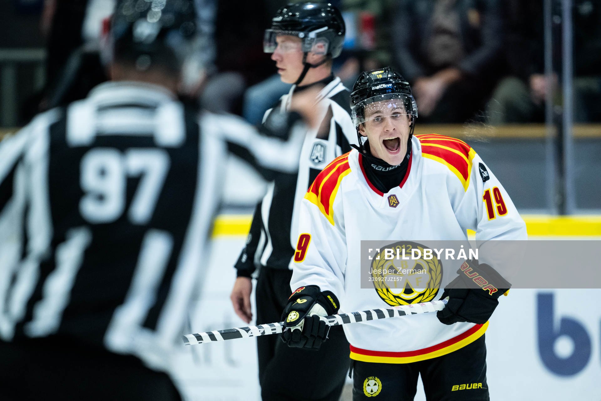 Brynäs Tyler Kelleher reagerar mot linjedomare Filip