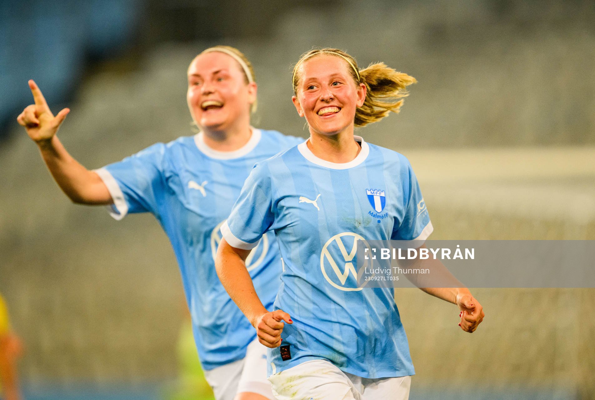 Malmö FFs Petronella Winblad och Rebecka Holm jublar