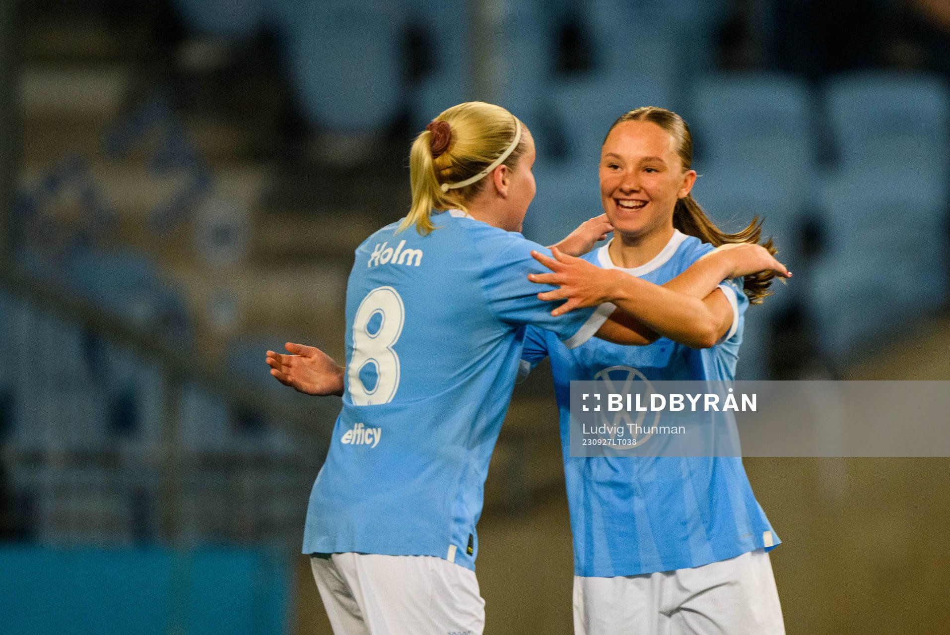Malmö FFs Rebecka Holm och Nova Rolfsson jublar