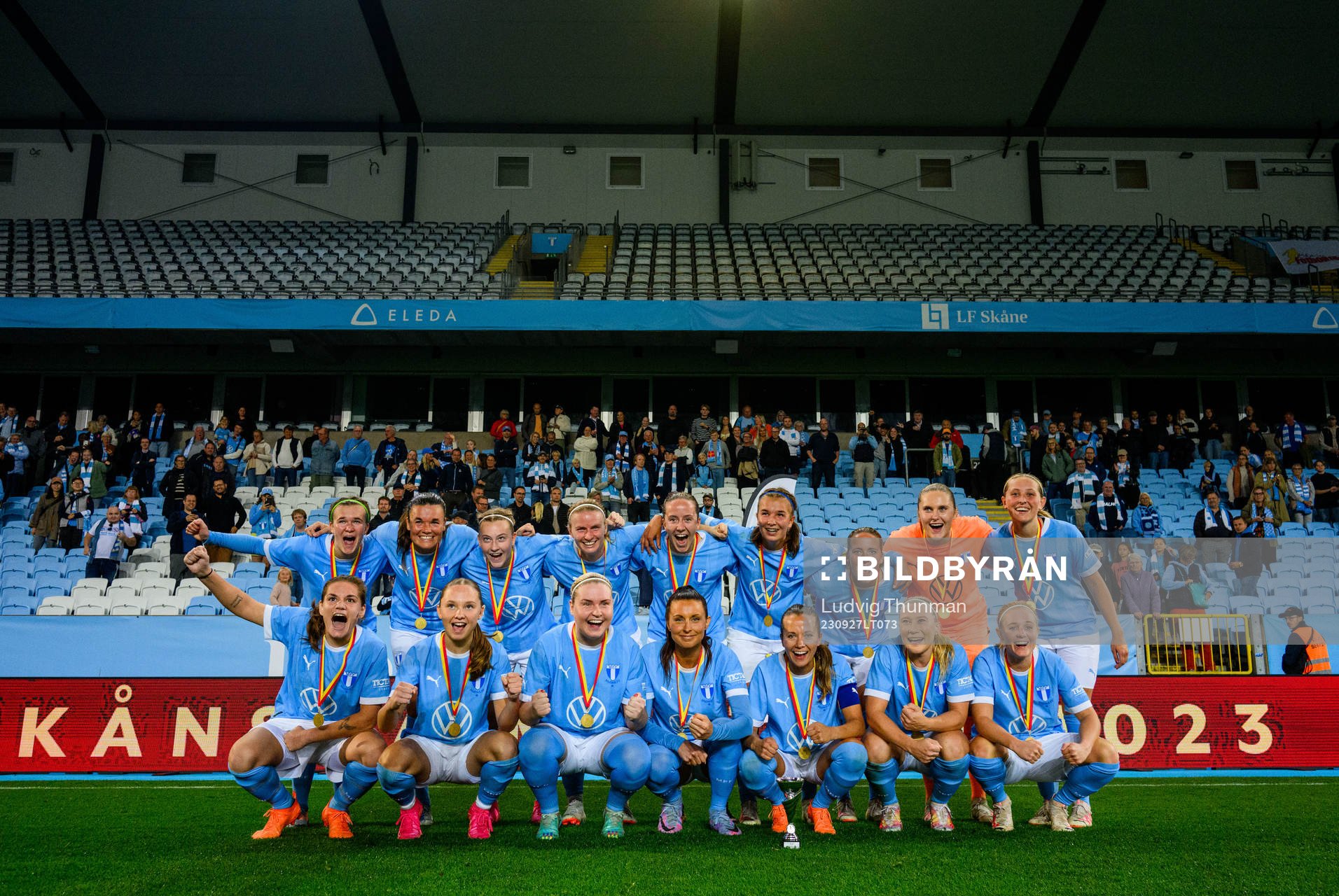 Malmö FFs spelare jublar med pokalen