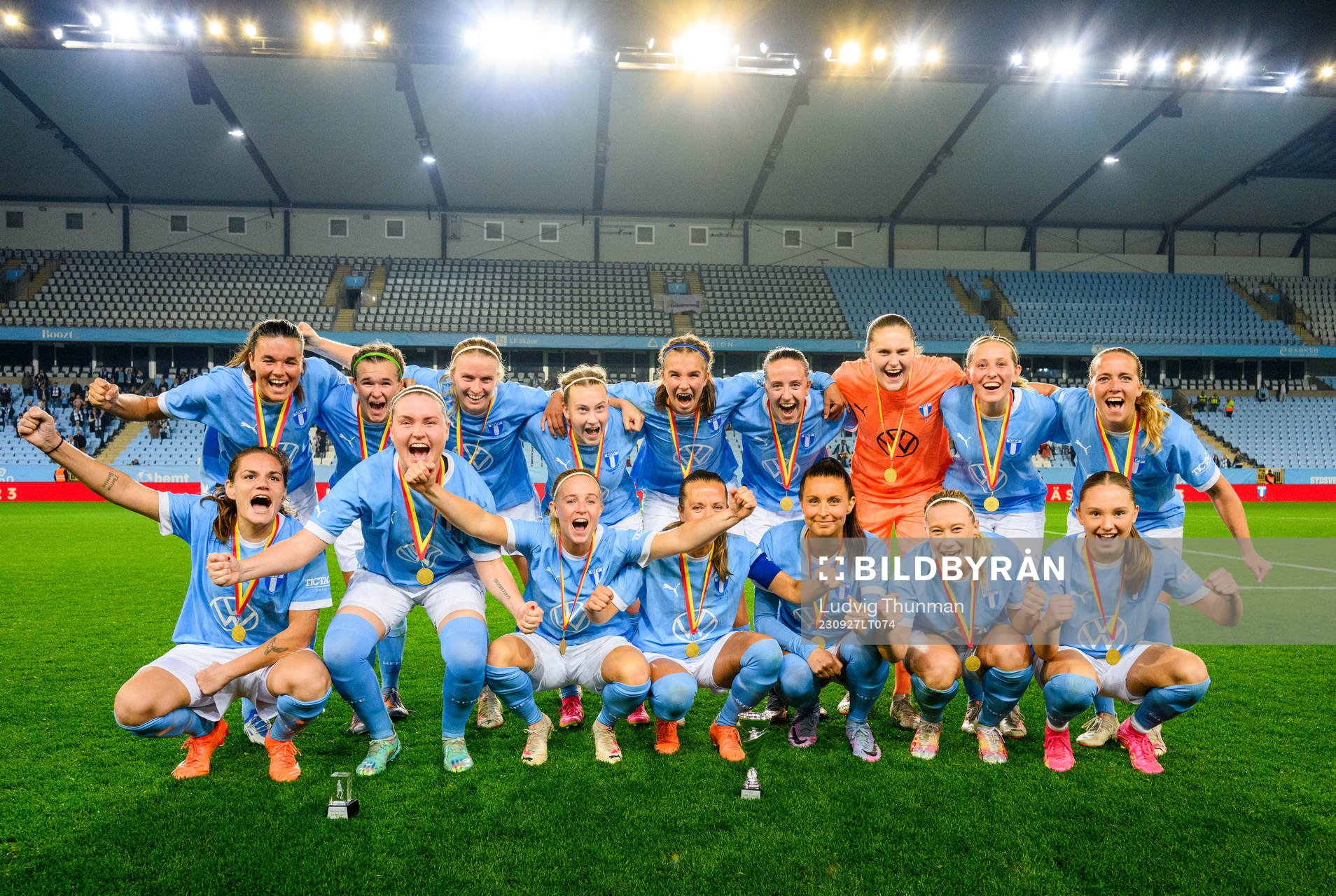 Malmö FFs spelare jublar med pokalen efter segern i finalen i DM Skåne mellan Malmö FF och Eskilsminne den 27 september 2023 i Malmö.