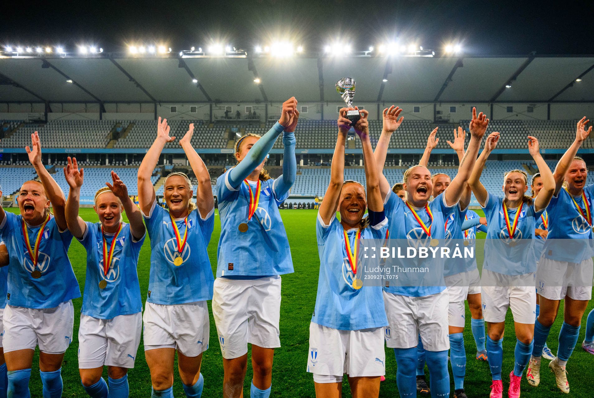 Malmö FFs spelare jublar med pokalen