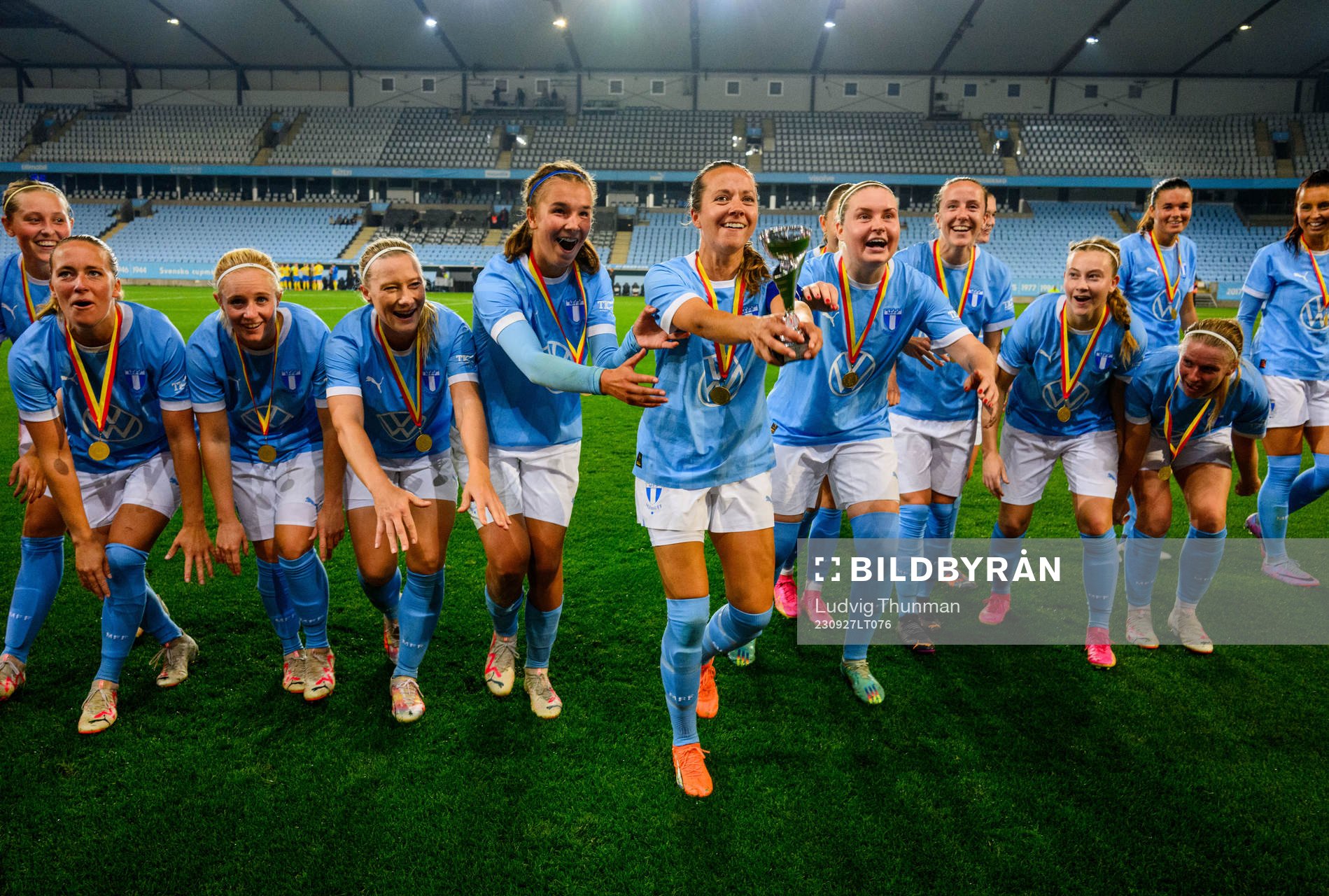 Malmö FFs spelare jublar med pokalen