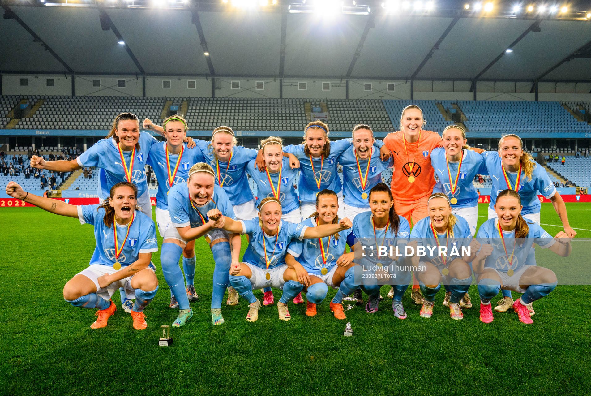 Malmö FFs spelare jublar med pokalen