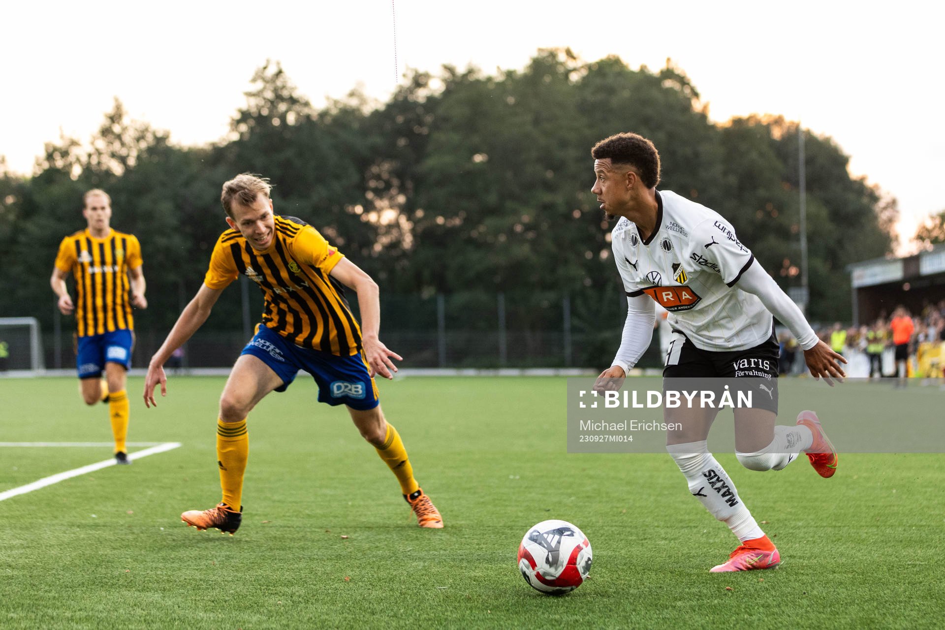 Jonsereds IFs William Nordgren och BK Häckens Tobias Sana under fotbollsmatchen i Svenska Cupen mellan Jonsereds IF och BK Häcken den 27 september 2023 i Jonsered.