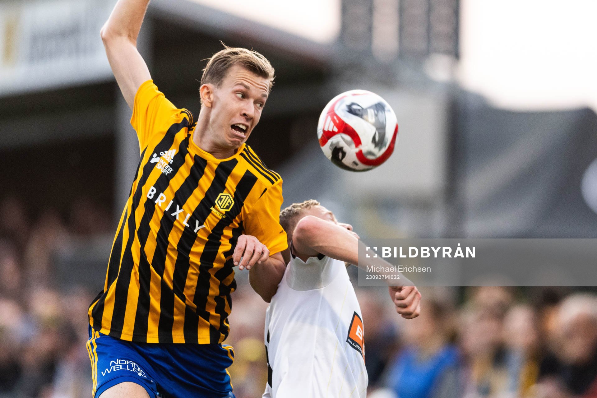 Jonsereds IFs William Nordgren och BK Häckens Tomas Olai Totland under fotbollsmatchen i Svenska Cupen mellan Jonsereds IF och BK Häcken den 27 september 2023 i Jonsered.