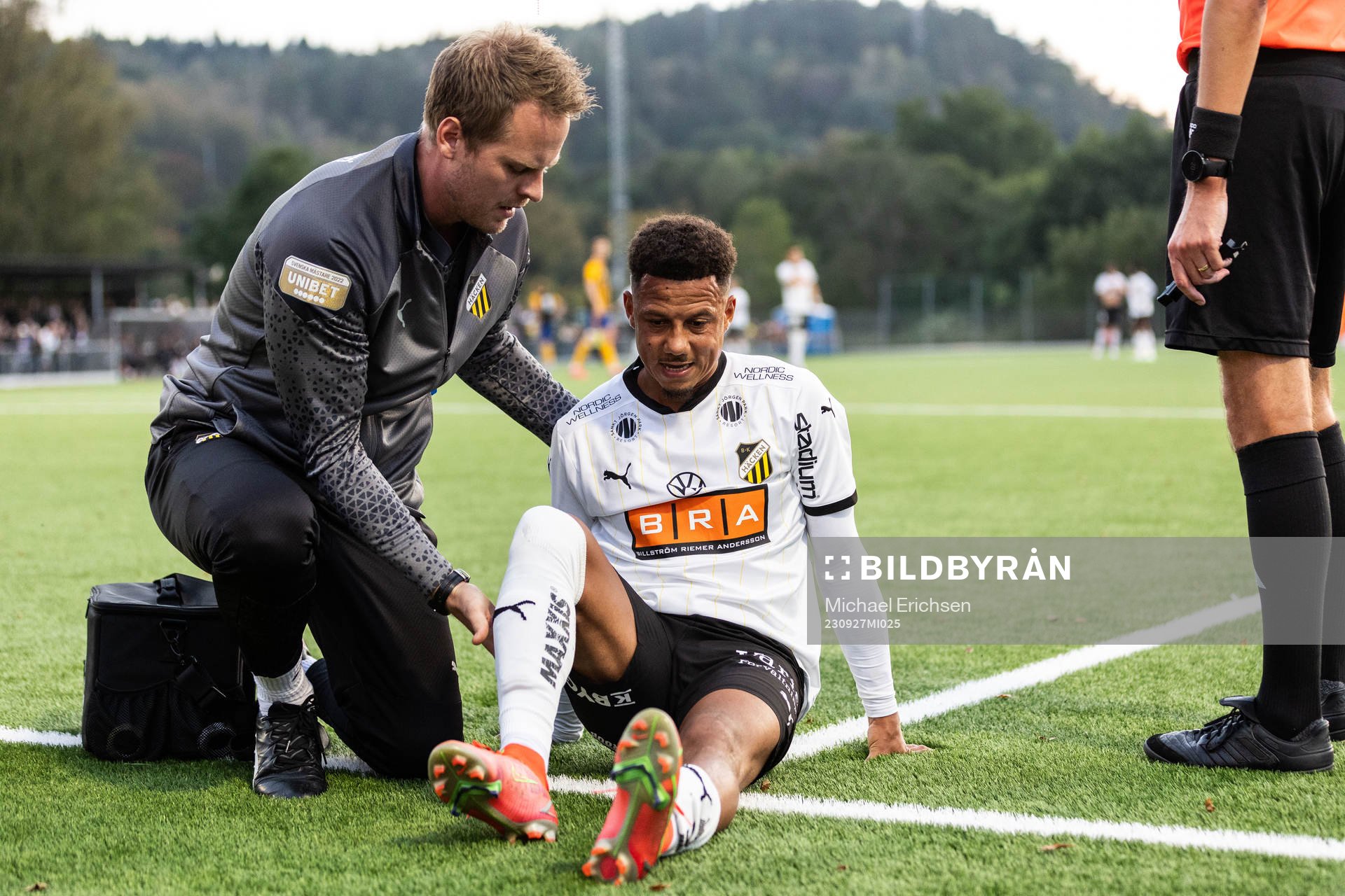 BK Häckens Tobias Sana har ont och får vård