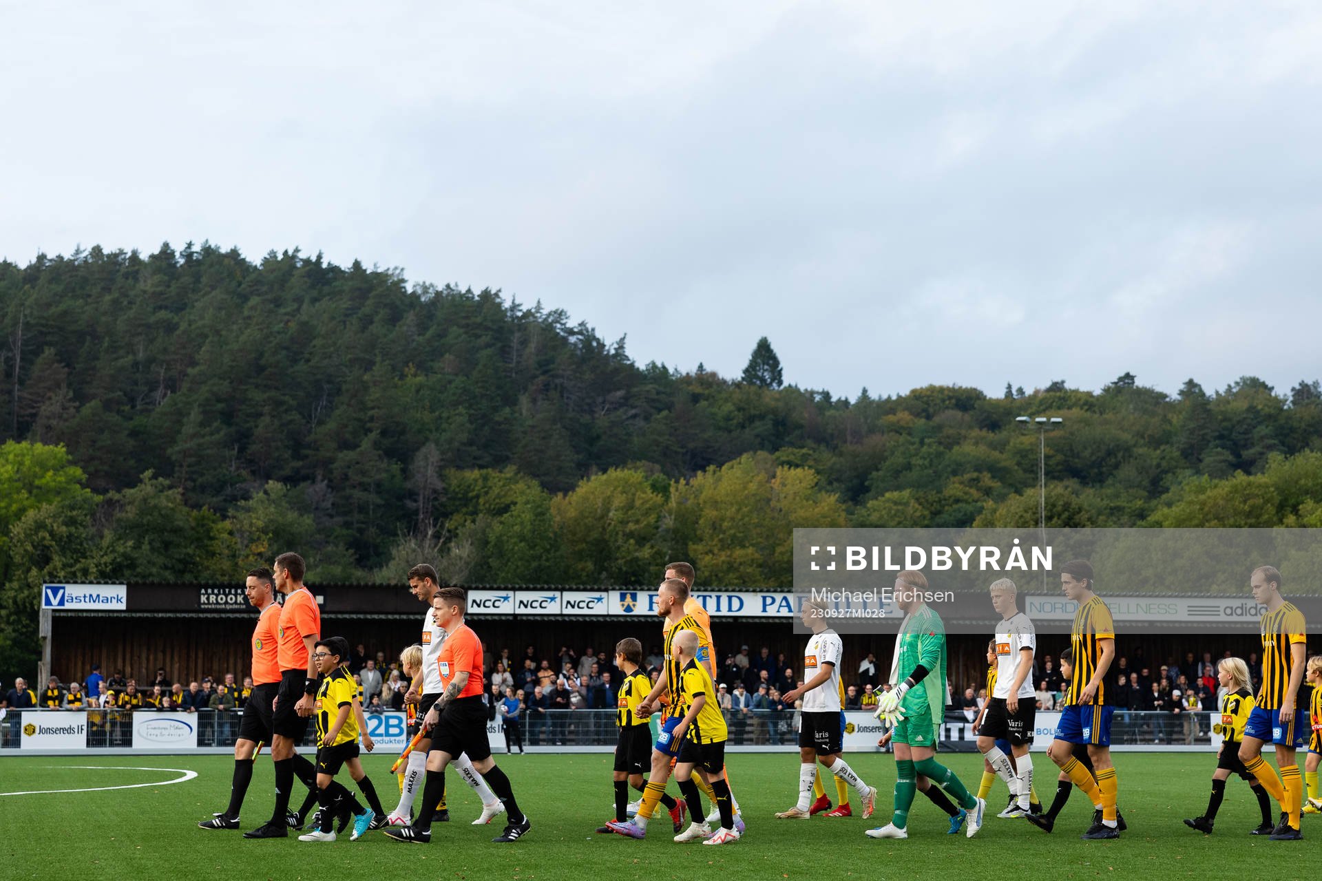 Lagen på väg ut för line up innan fotbollsmatchen i