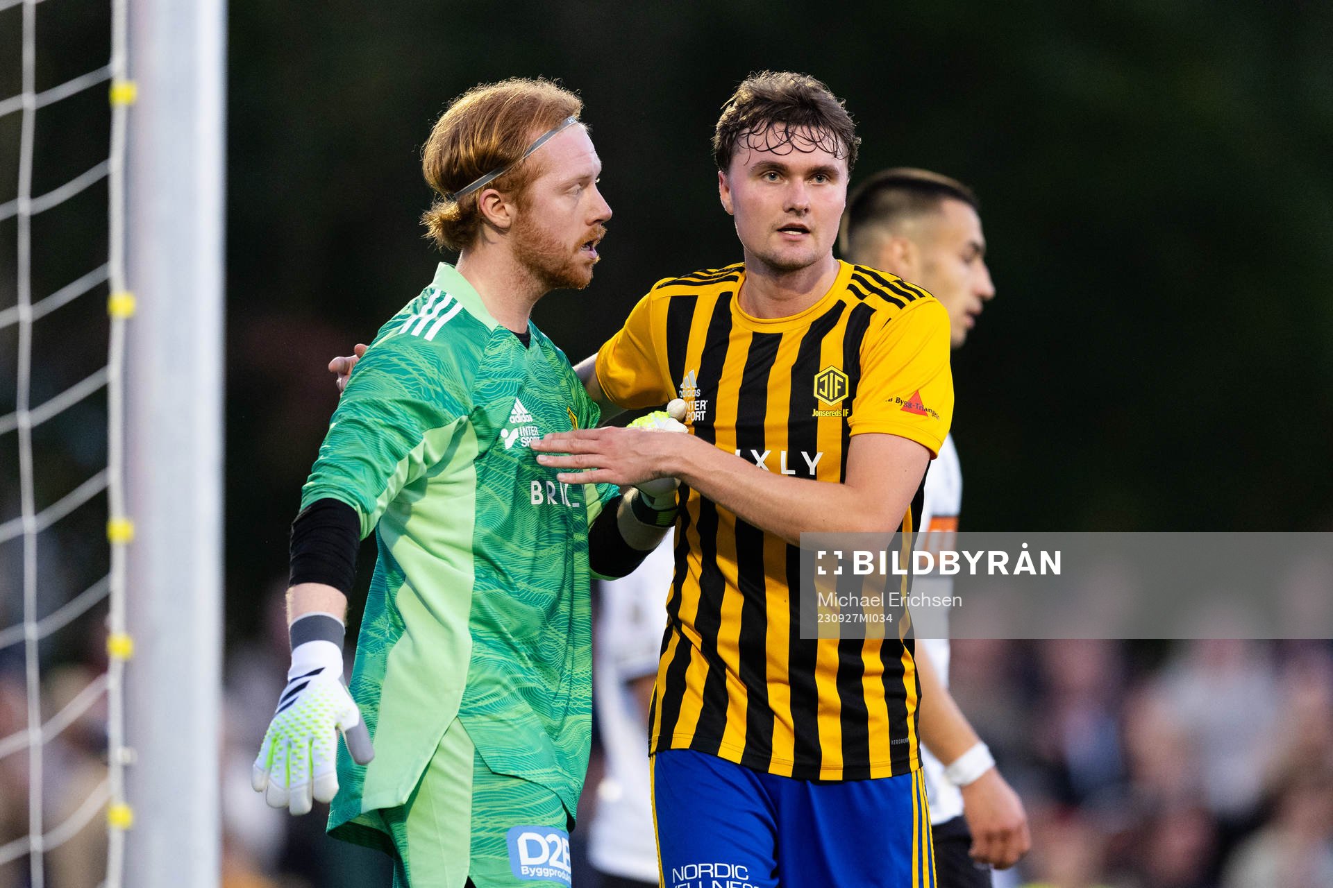 Jonsereds IFs målvakt Jonathan Hernandez jublar med lagkamrater efter en räddning under fotbollsmatchen i Svenska Cupen mellan Jonsereds IF och BK Häcken den 27 september 2023 i Jonsered.