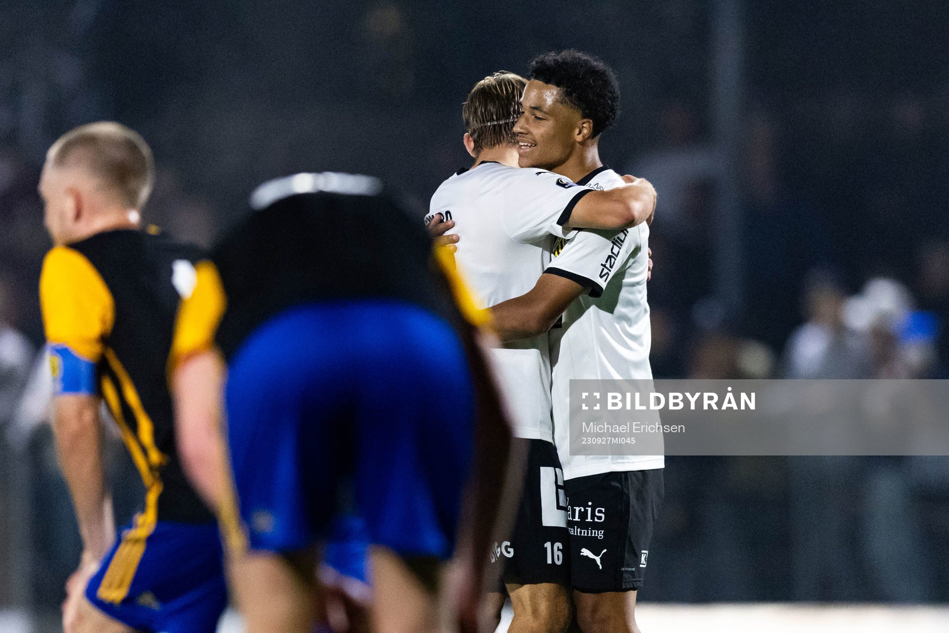 BK Häckens Pontus Dahbo och Momodou Sonko jublar efter 1-3 under fotbollsmatchen i Svenska Cupen mellan Jonsereds IF och BK Häcken den 27 september 2023 i Jonsered.
