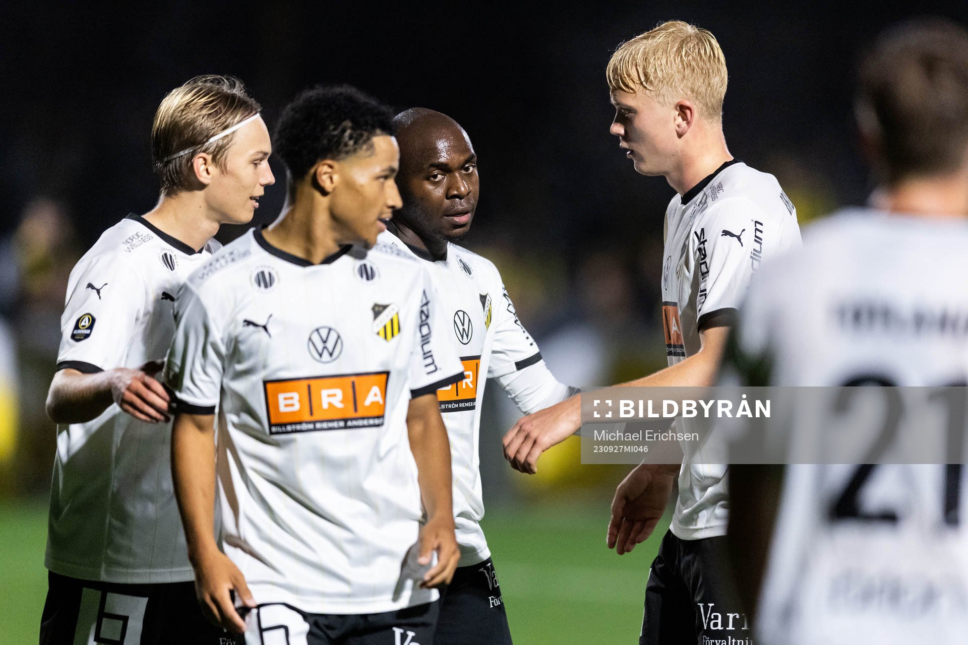 BK Häckens Akoua Romeo Amane jublar med lagkamrater efter 1-4 under fotbollsmatchen i Svenska Cupen mellan Jonsereds IF och BK Häcken den 27 september 2023 i Jonsered.