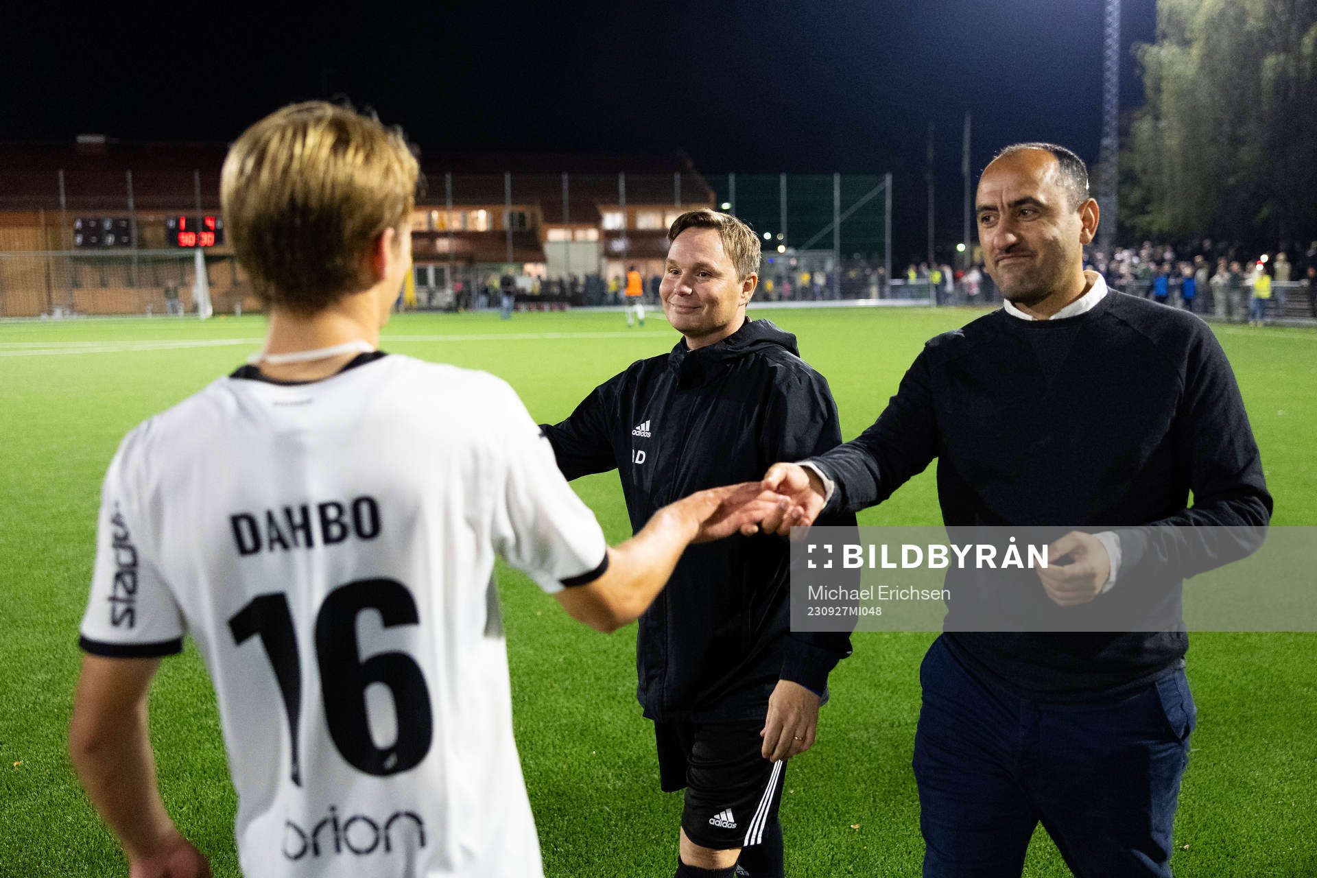 BK Häckens Pontus Dahbo tackar Jonsereds IFs tränare Adej