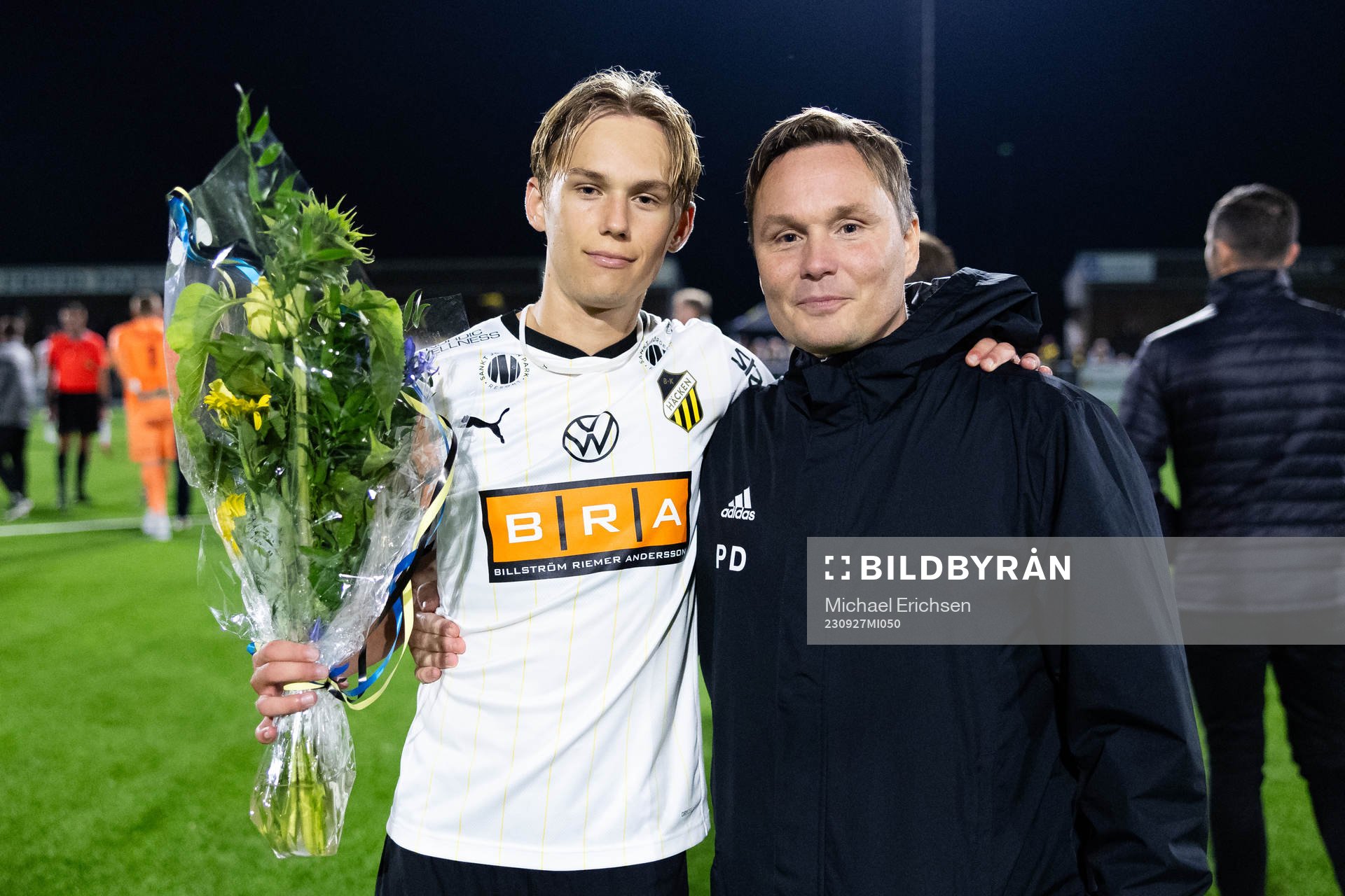 Matchens lirare BK Häckens Pontus Dahbo ihop med sin pappa