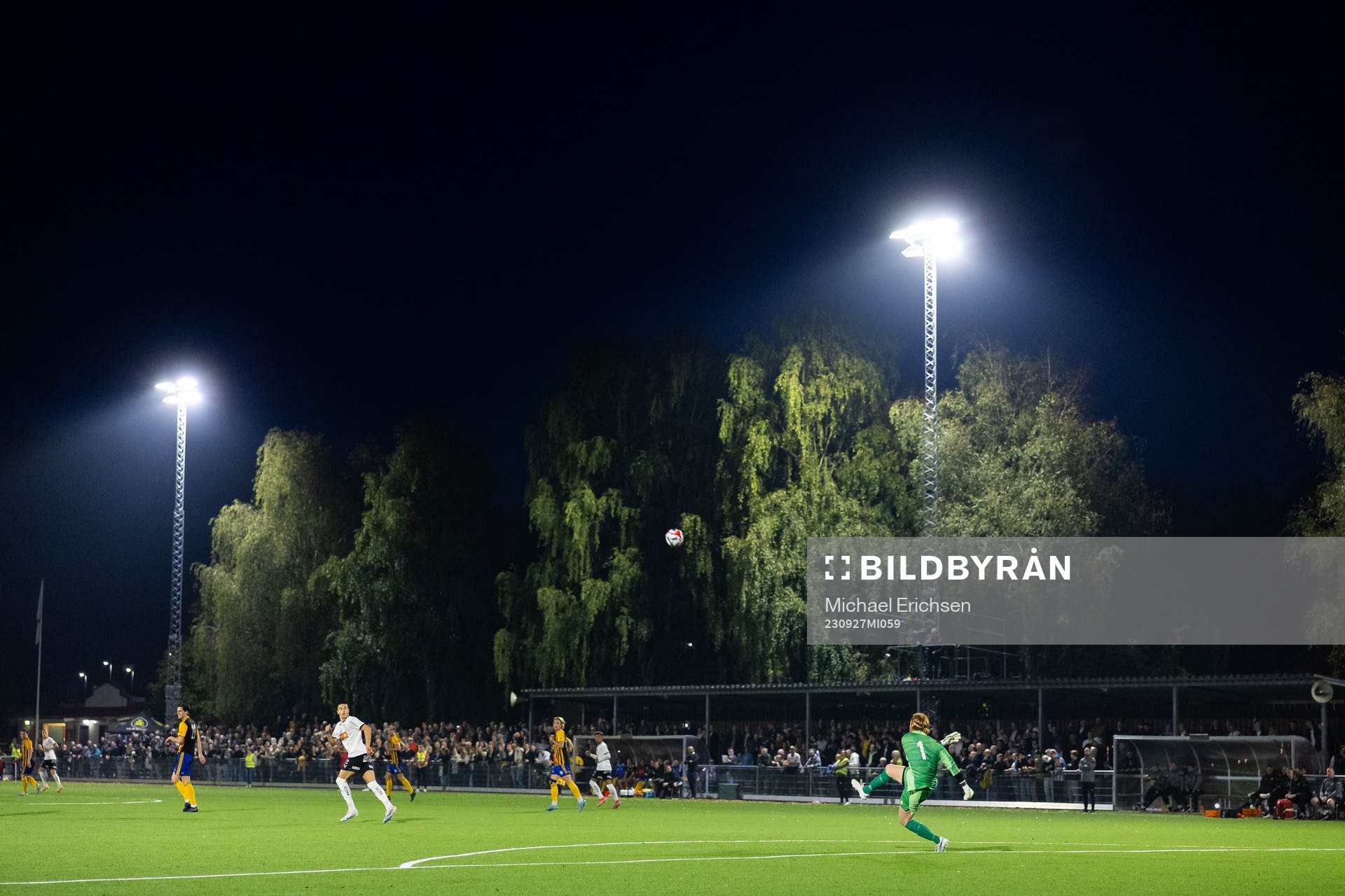 Jonsereds IFs målvakt Jonathan Hernandez med en utspark