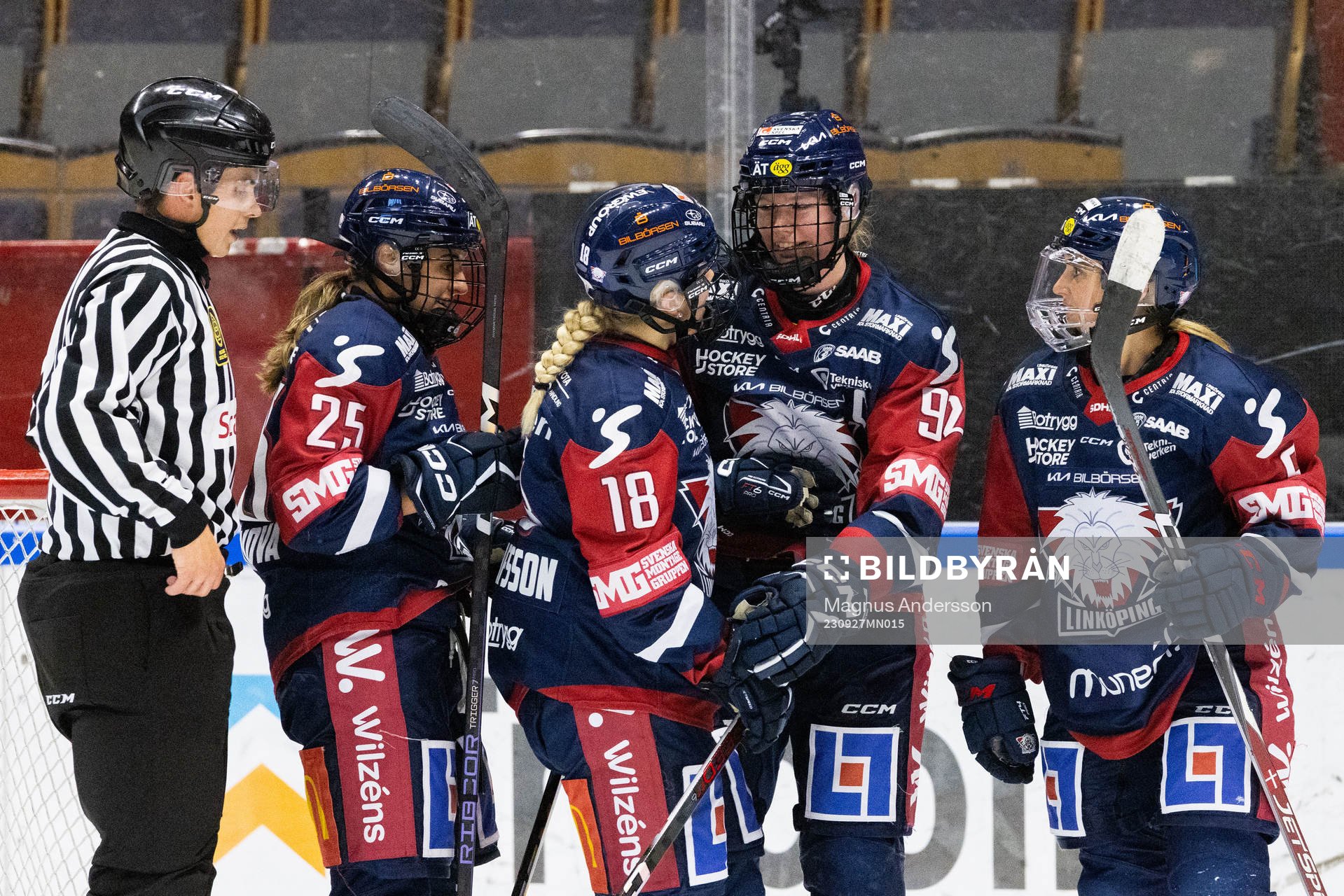Linköpings Moa Gustafsson jublar med lagkamrater