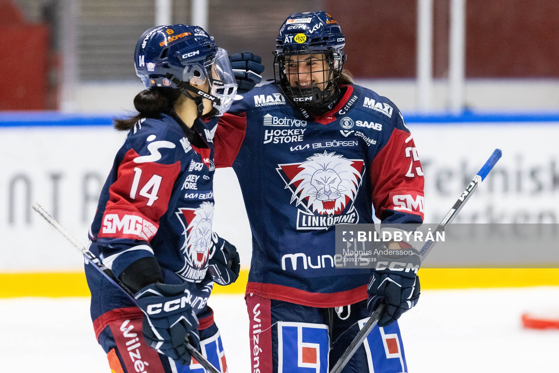Linköpings Kristyna Patkova jublar med Haruka Toko