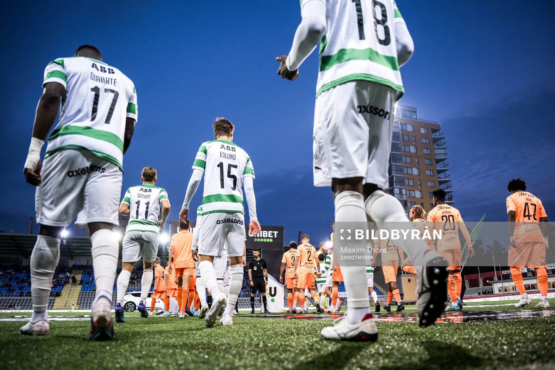 Västerås SKs och AFC Eskilstunas spelare gör entré