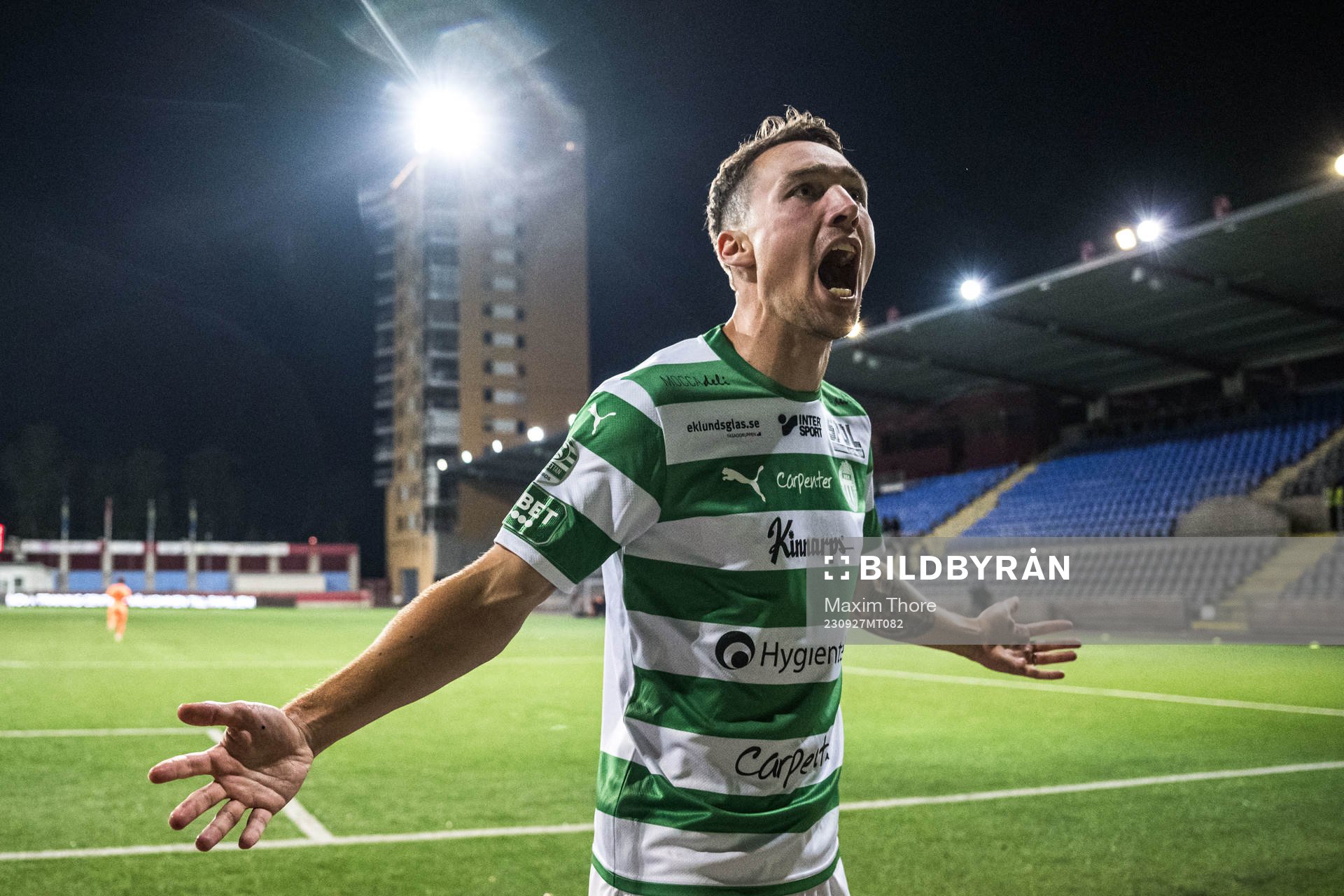 Västerås SKs Filip Tronet jublar 1-2