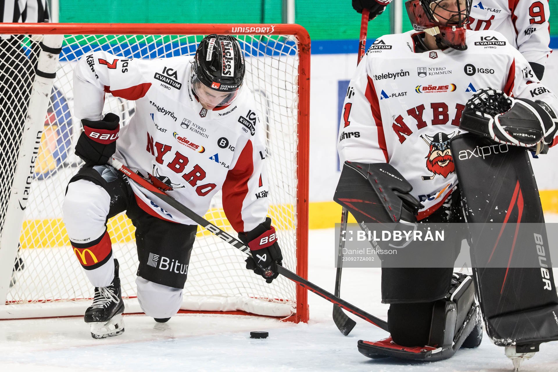 Nybros Hugo Styf och Nybros målvakt Tex Williamsson