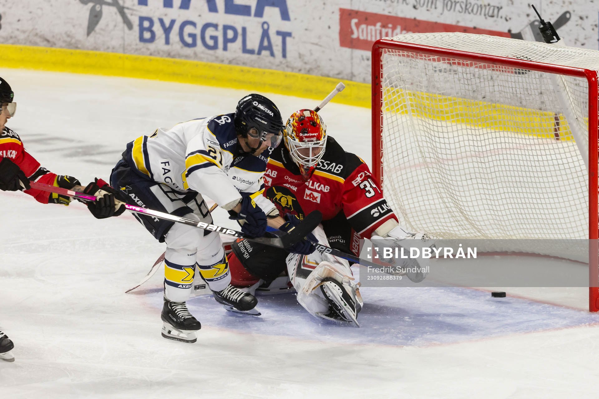 HV71s Mattias Tedenby gör 0-1 bakom Luleås målvakt Joel