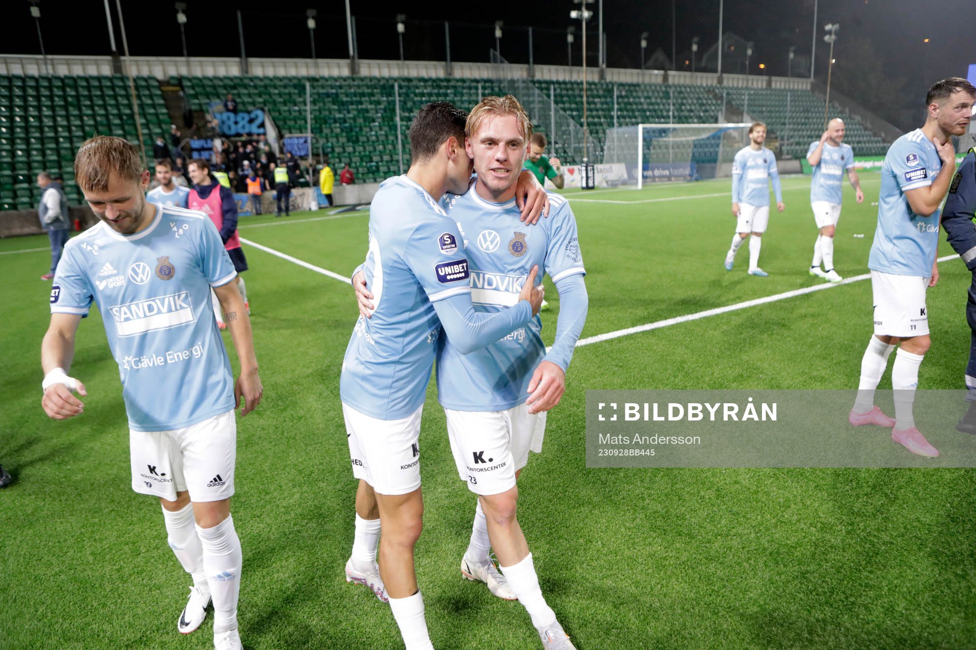 Gefles Oskar Karlsson och Ahmed Bonnah jublar efter fotbollsmatchen i Superettan mellan GIF Sundsvall och Gefle den 28 september 2023 i Sundsvall. 