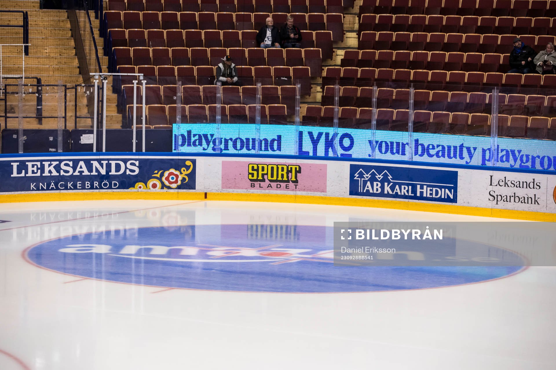 Tekningscirkel innan ishockeymatchen i SHL mellan Leksand
