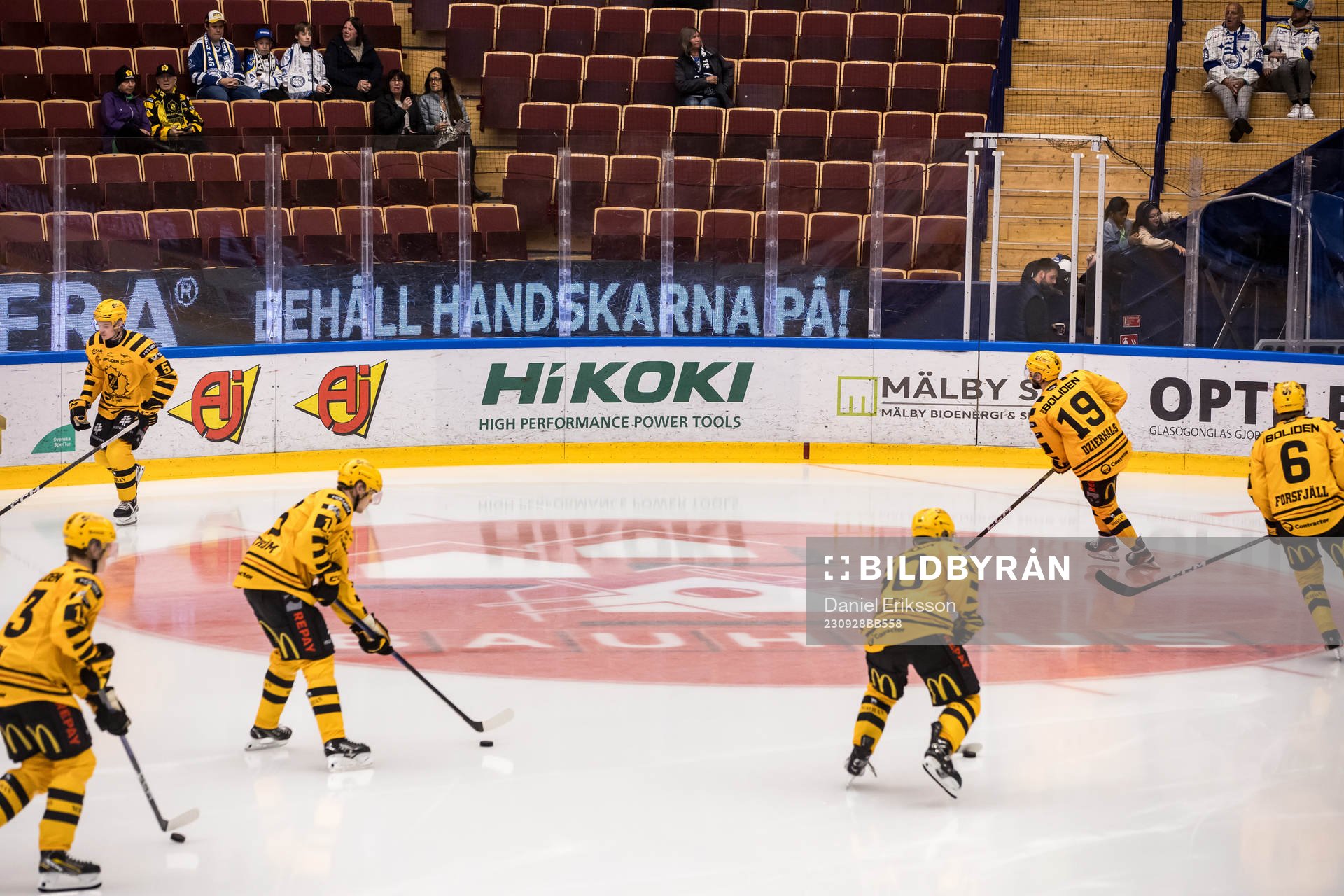 Tekningscirkel innan ishockeymatchen i SHL mellan Leksand