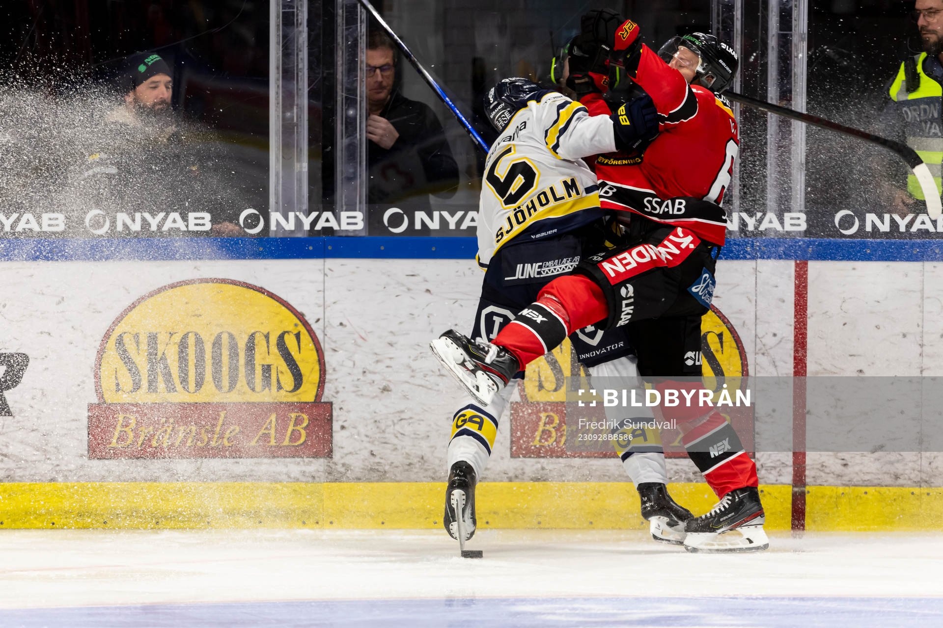 Luleås Linus Omark och HV71s Victor Sjöholm