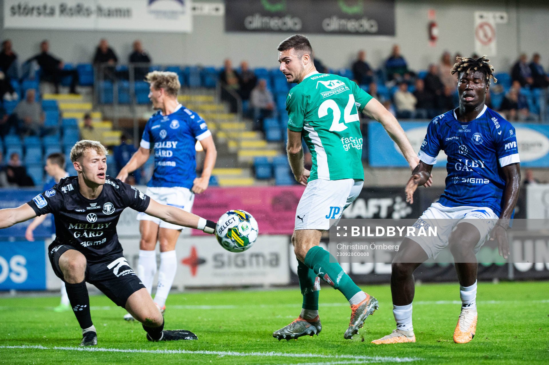 Jönköpings Södras Marko Nikolic mot Trelleborgs målvakt