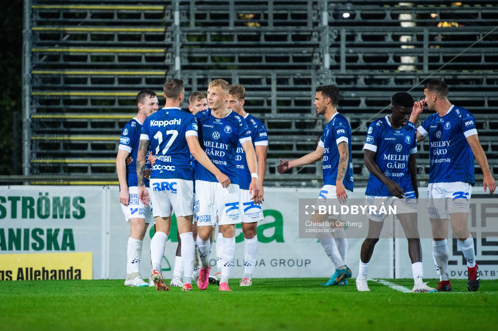 Trelleborgs Liam Olausson jublar med lagkamrater