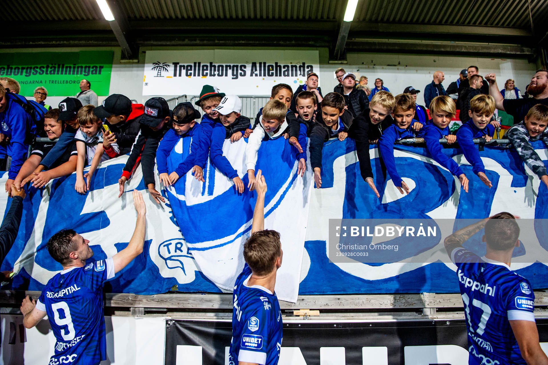 Trelleborgs spelare jublar med supportrarna