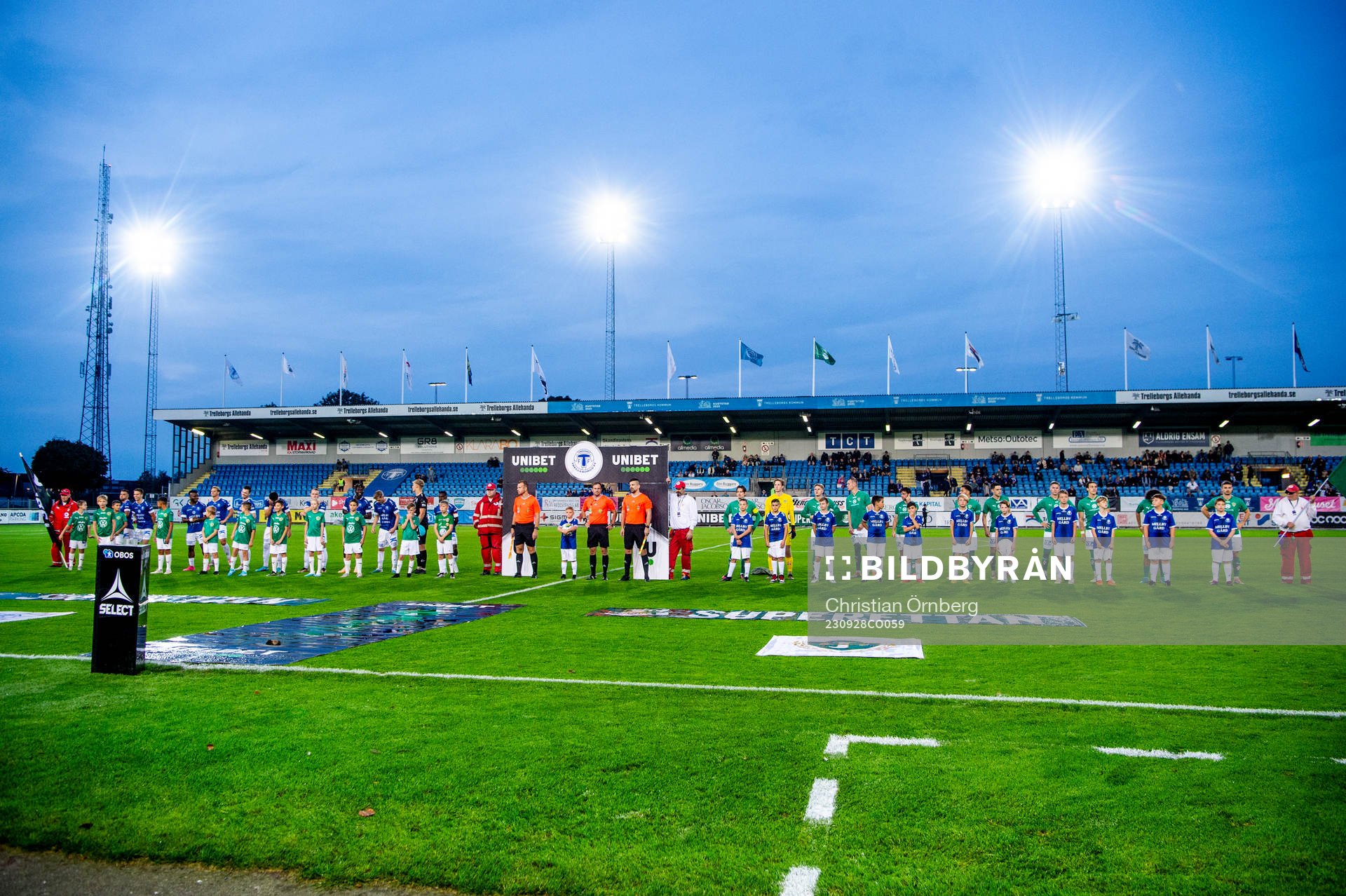 Lagen ställer upp innan fotbollsmatchen i Superettan