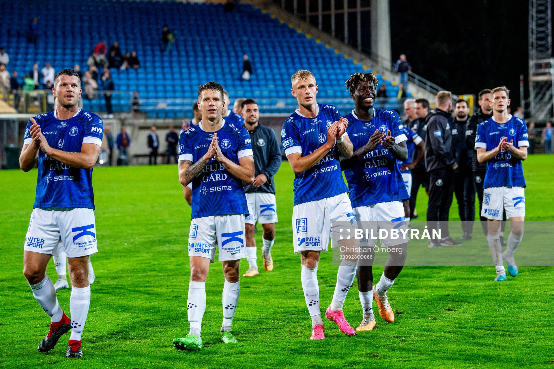 Trelleborgs Liam Olausson jublar med lagkamraterna