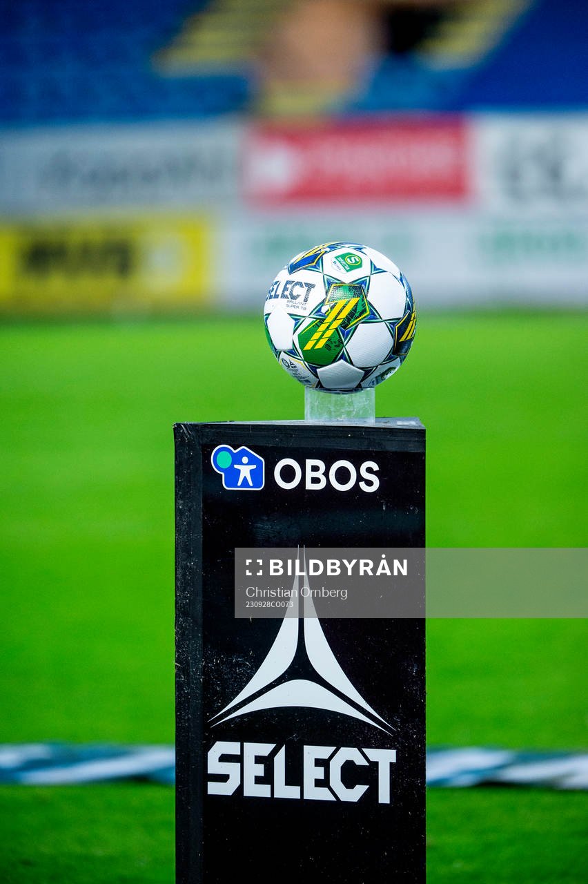 Matchbollen innan fotbollsmatchen i Superettan mellan